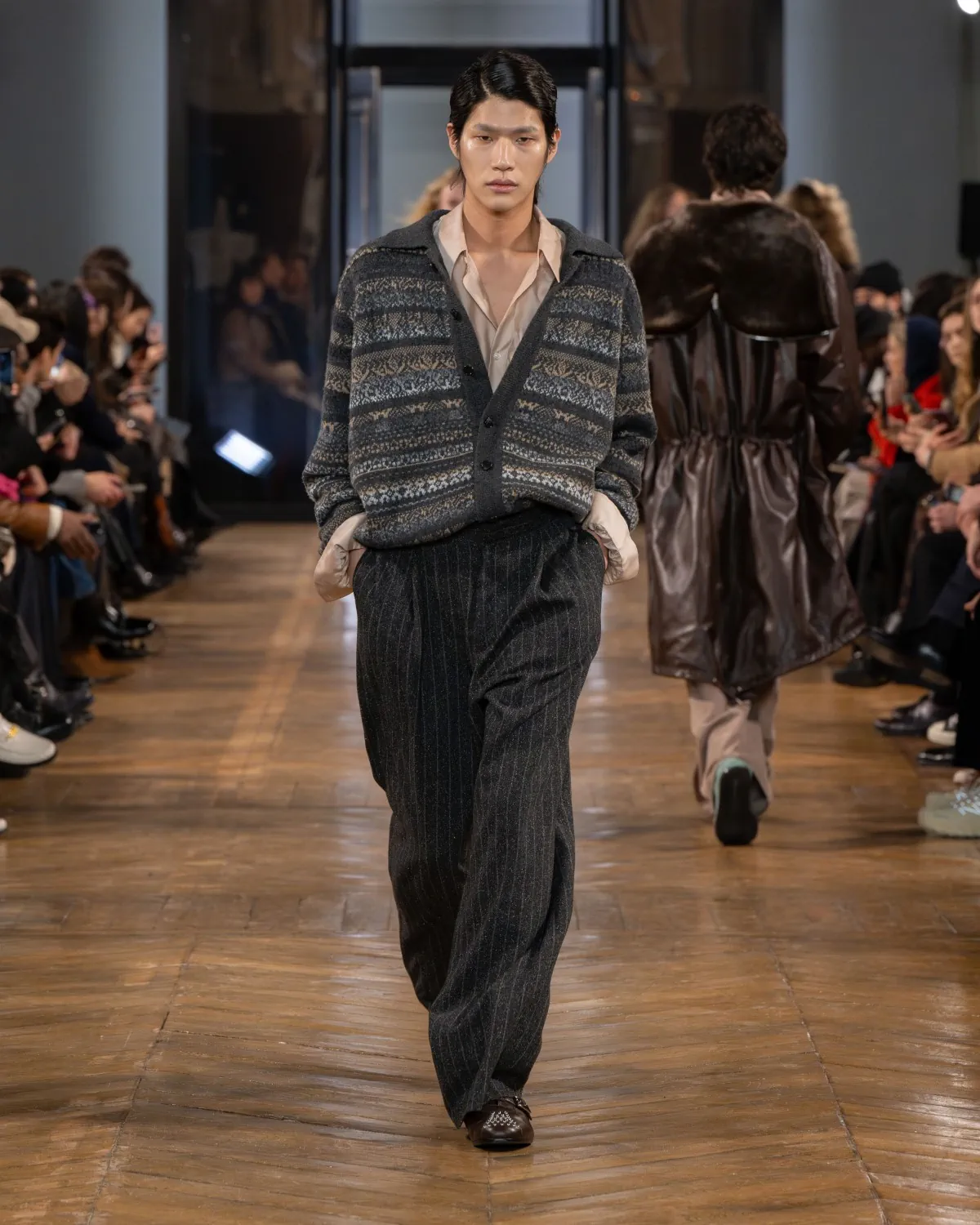 La collection automne 2025 de SYSTEM redéfinit la nostalgie moderne pour la collection masculine