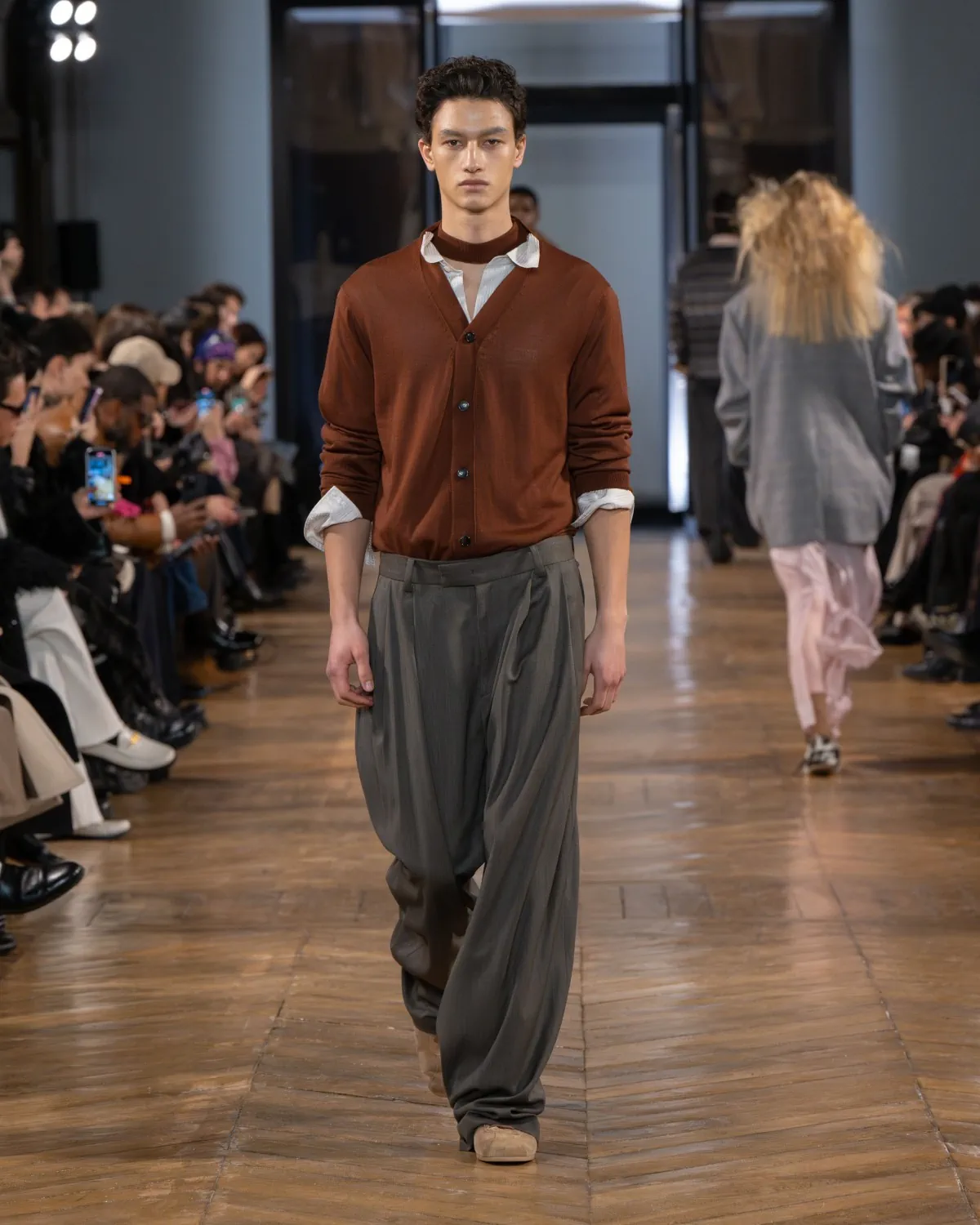 La collection automne 2025 de SYSTEM redéfinit la nostalgie moderne pour la collection masculine