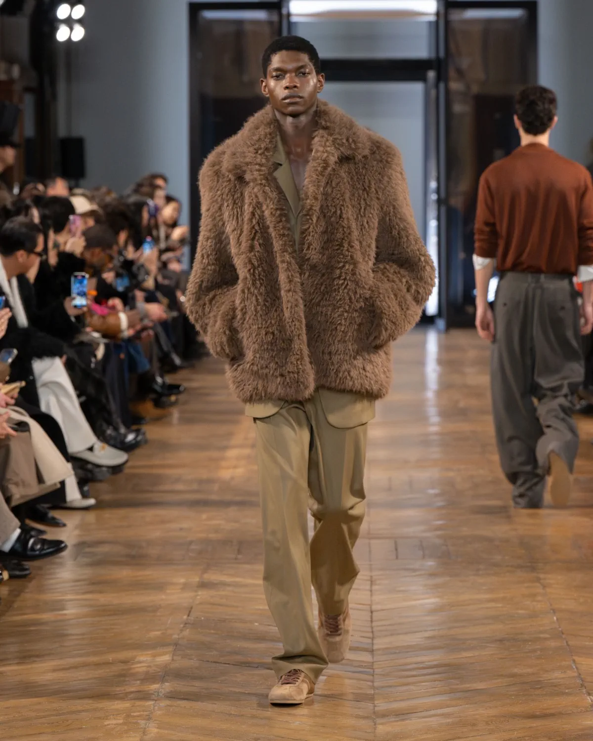 La collection automne 2025 de SYSTEM redéfinit la nostalgie moderne pour la collection masculine