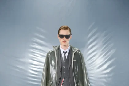 La collection Croisière 2025 de Thom Browne redéfinit la mode masculine moderne avec des proportions ludiques et des tissus techniques