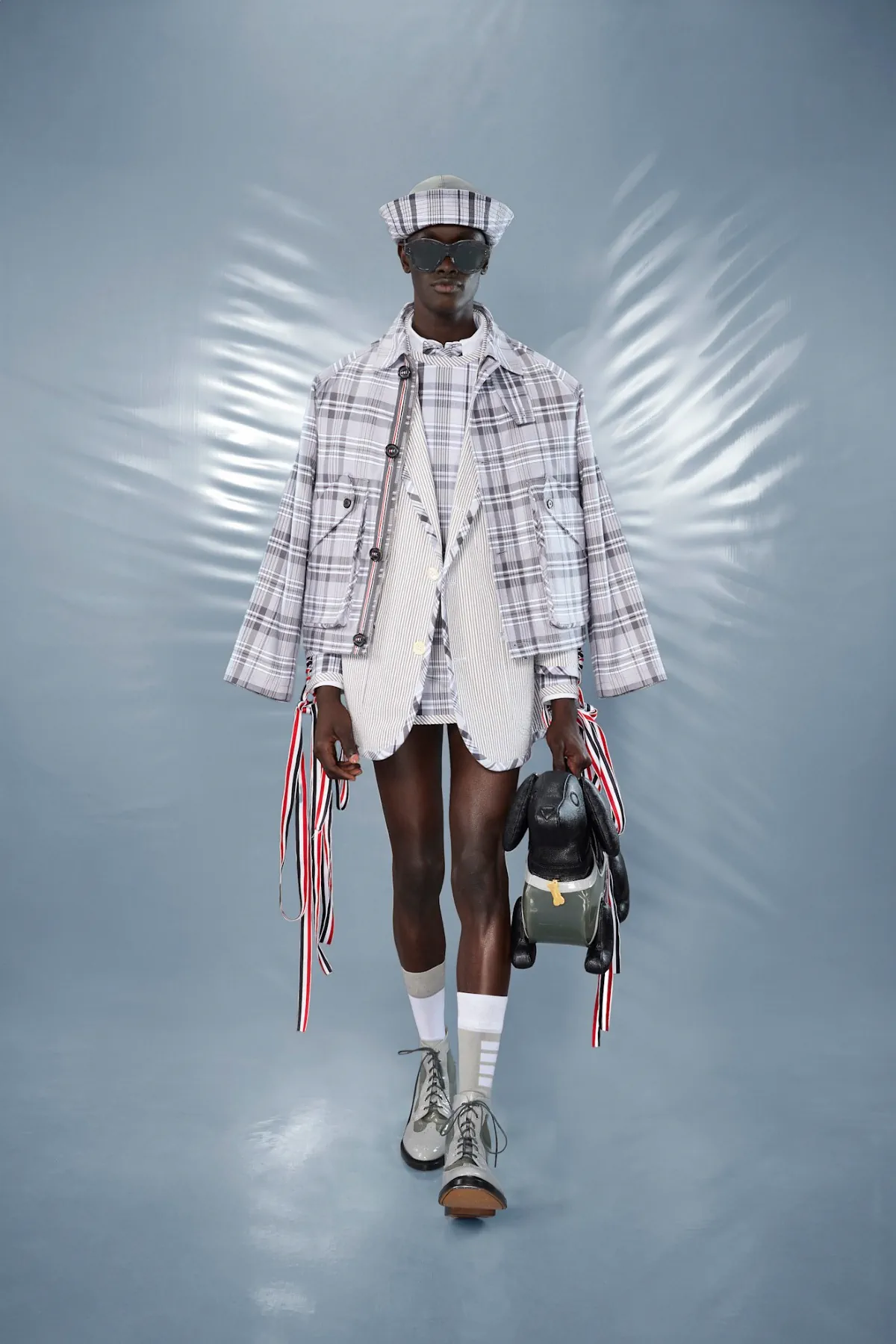 La collection Croisière 2025 de Thom Browne redéfinit la mode masculine moderne avec des proportions ludiques et des tissus techniques