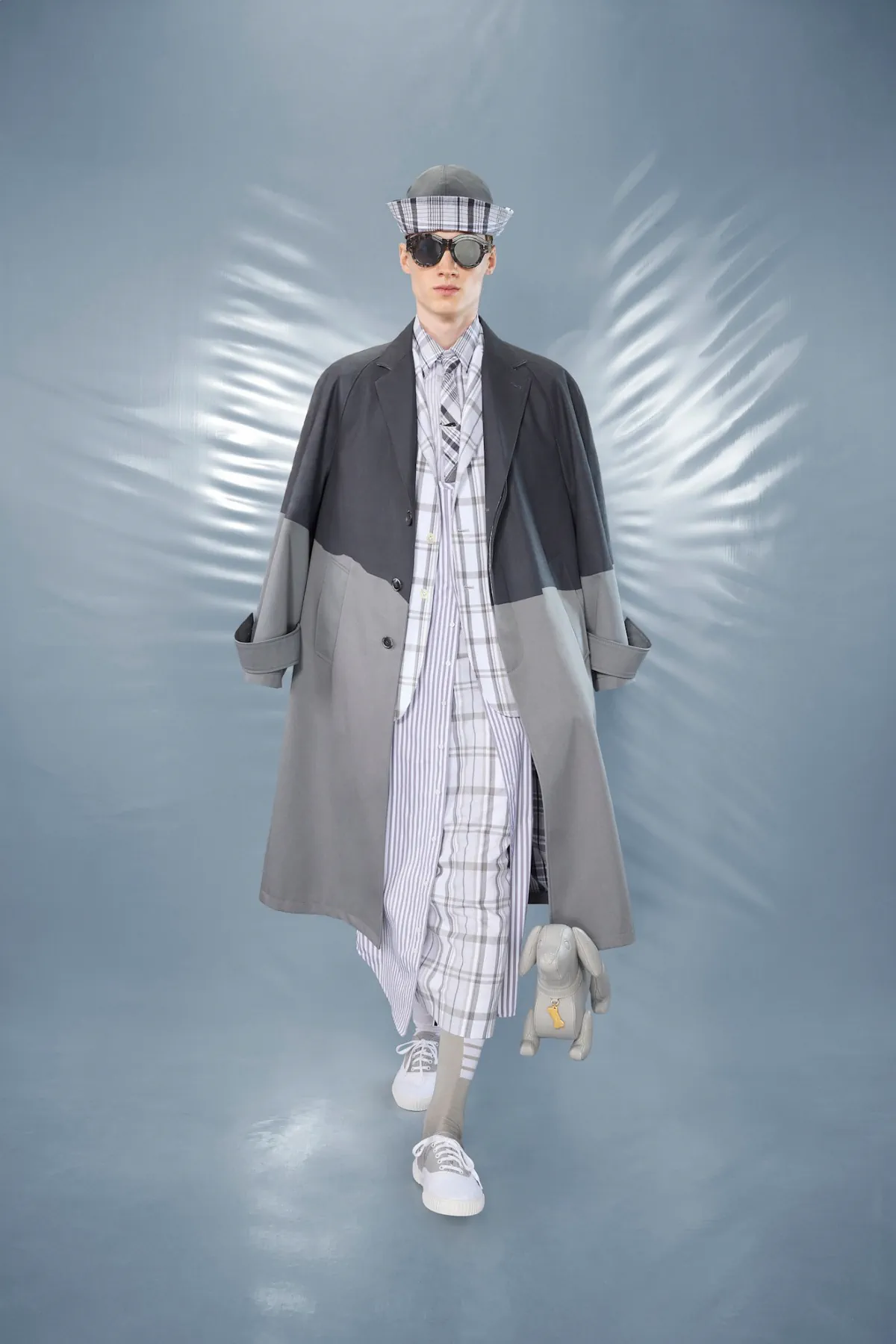 La collection Croisière 2025 de Thom Browne redéfinit la mode masculine moderne avec des proportions ludiques et des tissus techniques