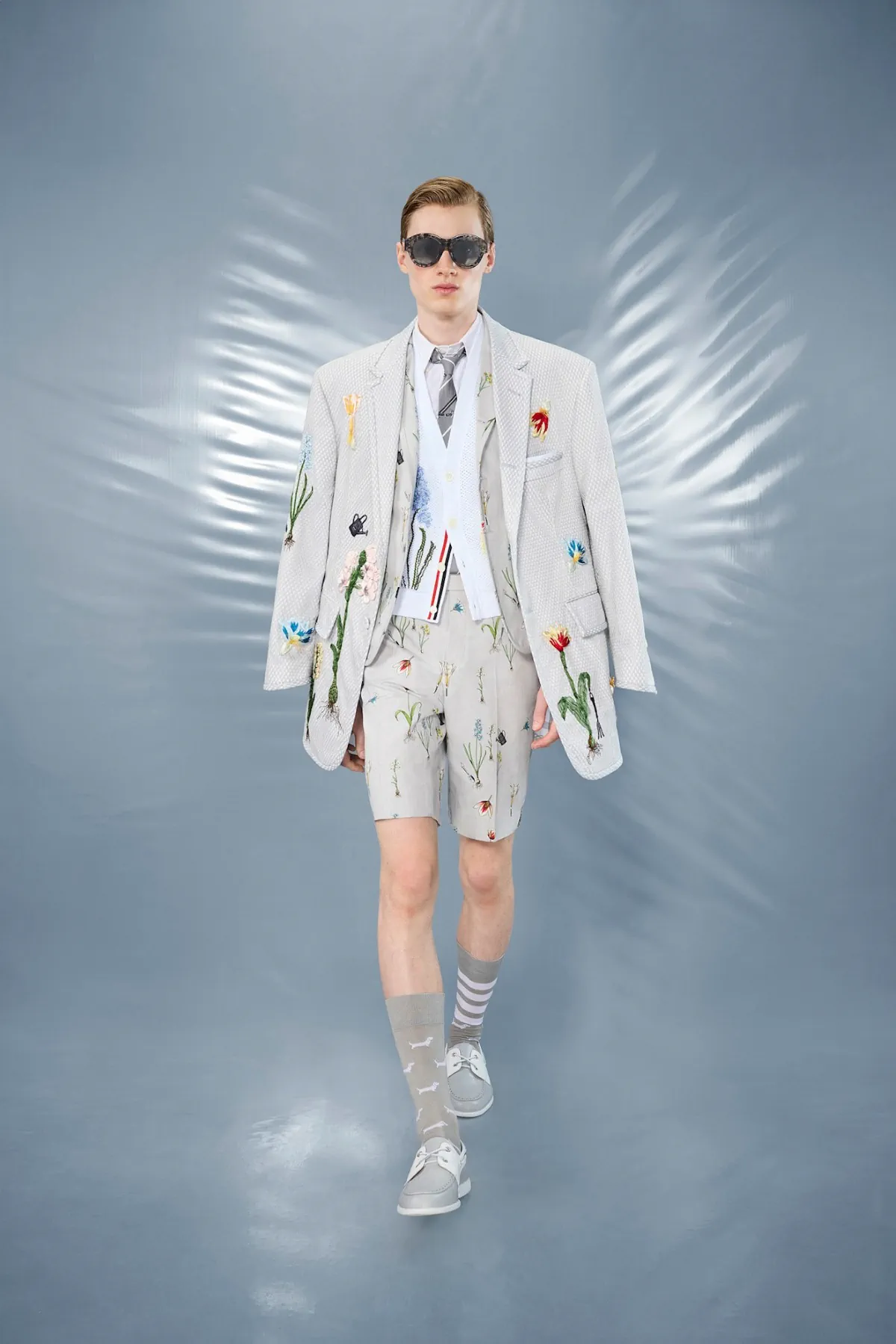 La collection Croisière 2025 de Thom Browne redéfinit la mode masculine moderne avec des proportions ludiques et des tissus techniques