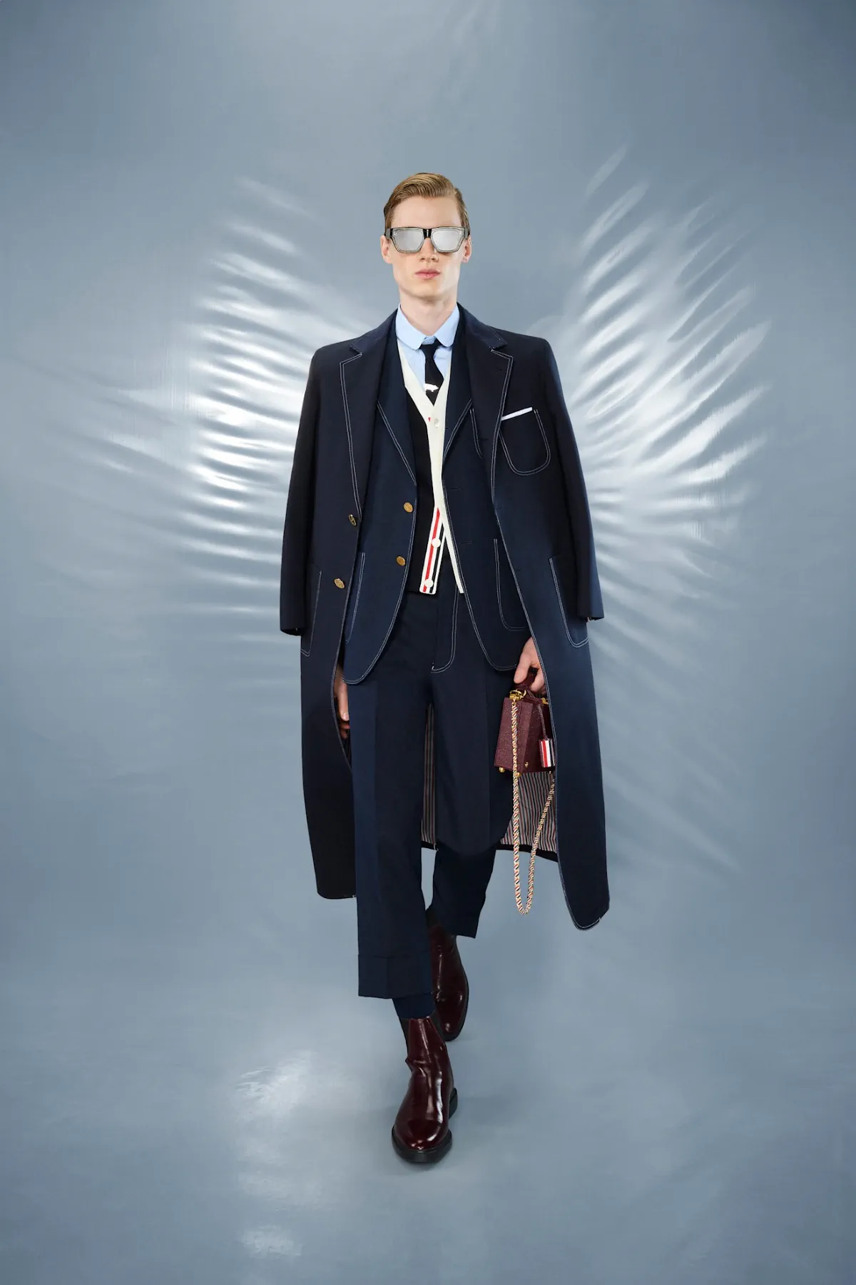 La collection Croisière 2025 de Thom Browne redéfinit la mode masculine moderne avec des proportions ludiques et des tissus techniques