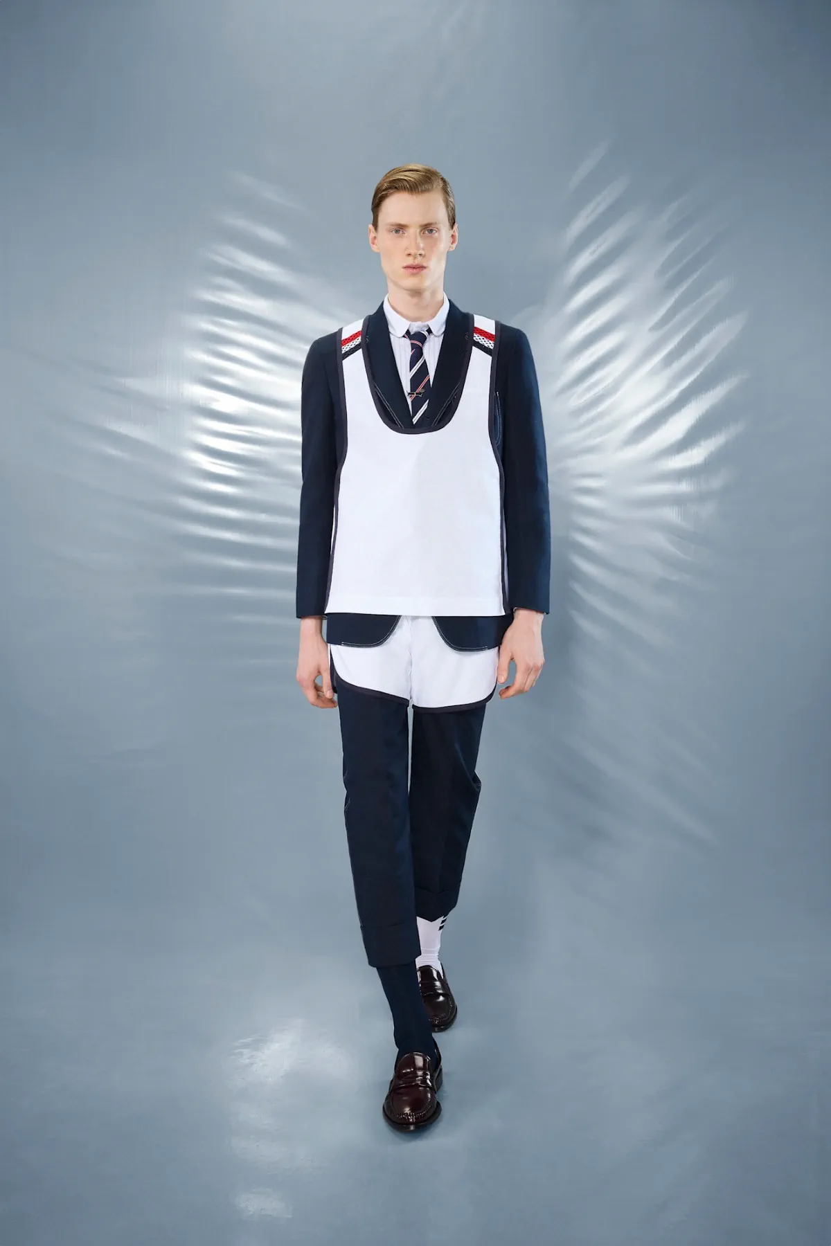 La collection Croisière 2025 de Thom Browne redéfinit la mode masculine moderne avec des proportions ludiques et des tissus techniques