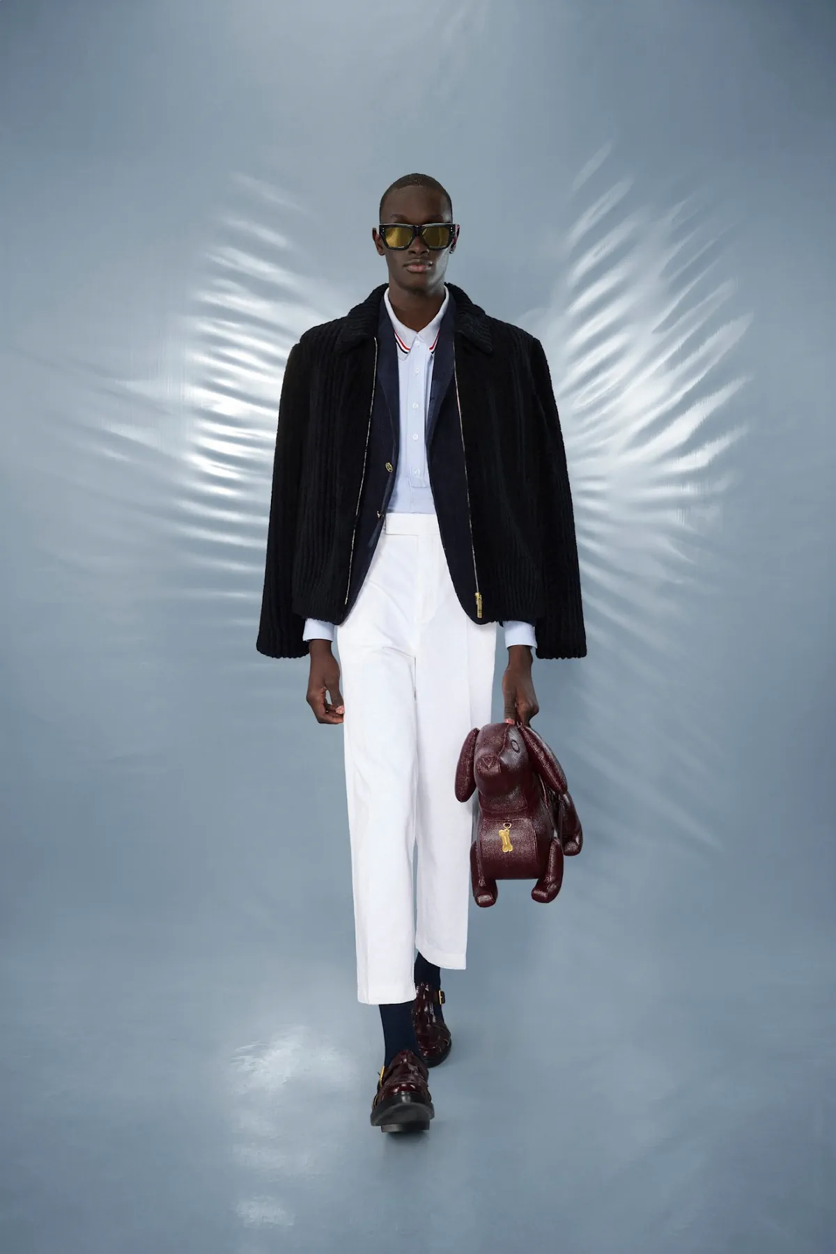 La collection Croisière 2025 de Thom Browne redéfinit la mode masculine moderne avec des proportions ludiques et des tissus techniques