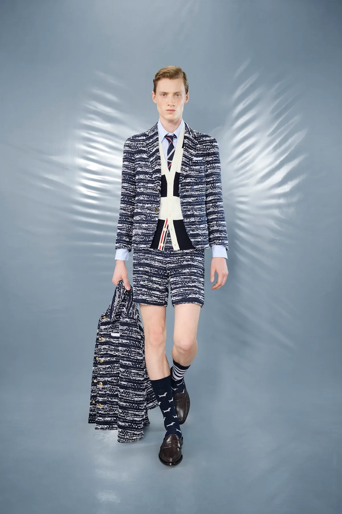 La collection Croisière 2025 de Thom Browne redéfinit la mode masculine moderne avec des proportions ludiques et des tissus techniques