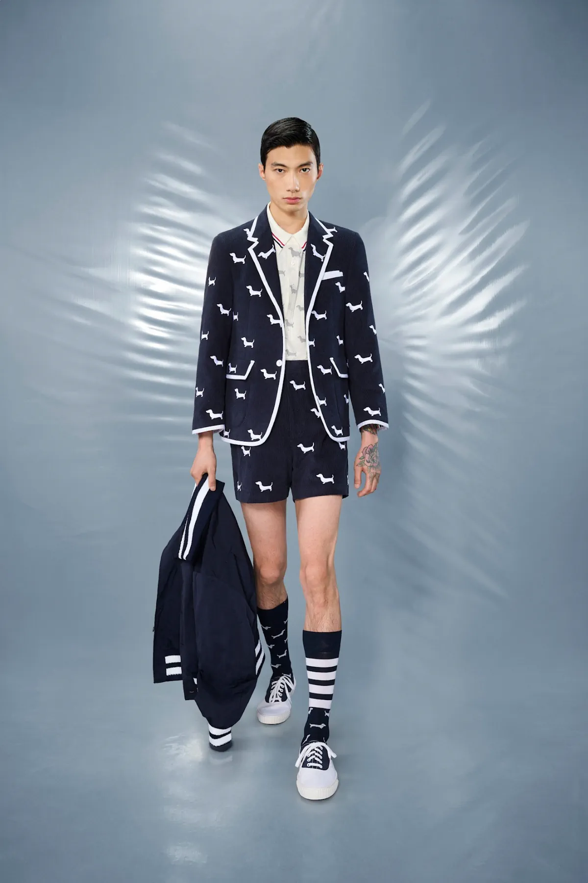La collection Croisière 2025 de Thom Browne redéfinit la mode masculine moderne avec des proportions ludiques et des tissus techniques