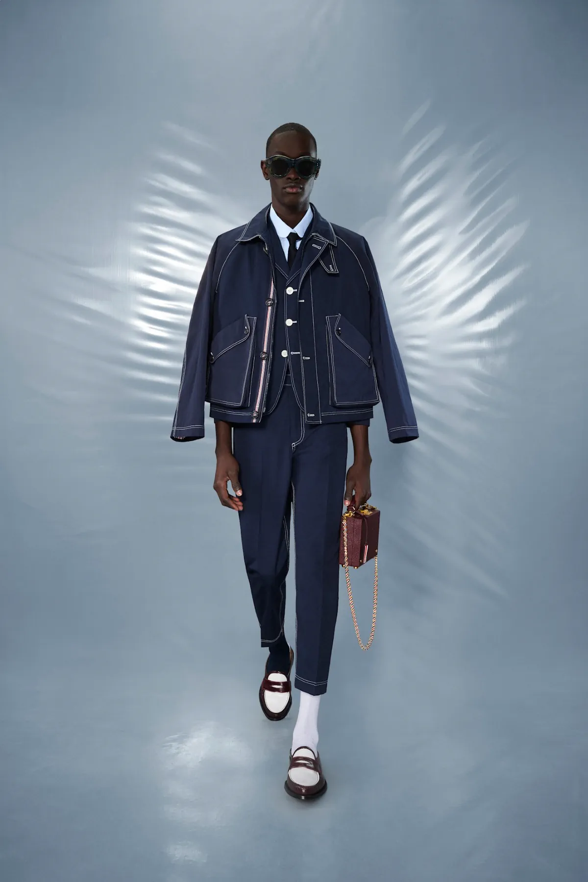 La collection Croisière 2025 de Thom Browne redéfinit la mode masculine moderne avec des proportions ludiques et des tissus techniques