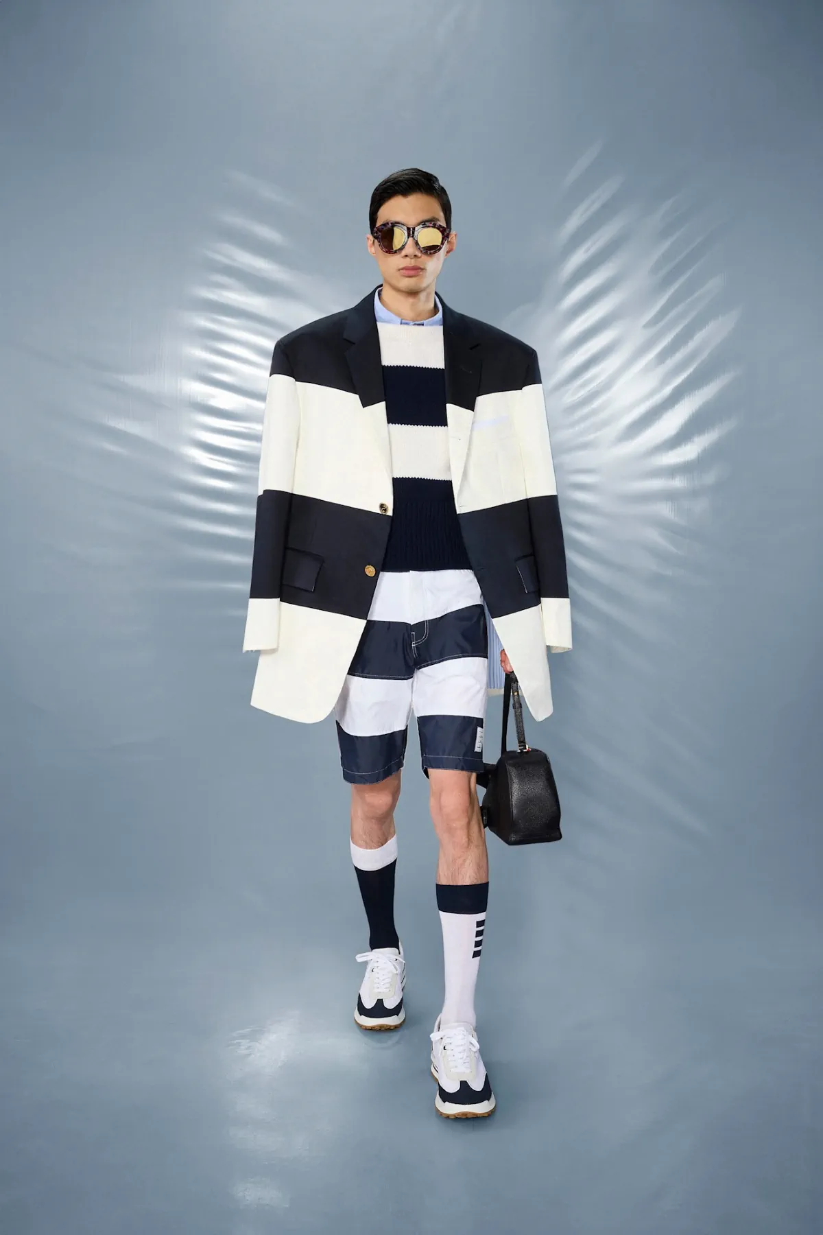 La collection Croisière 2025 de Thom Browne redéfinit la mode masculine moderne avec des proportions ludiques et des tissus techniques