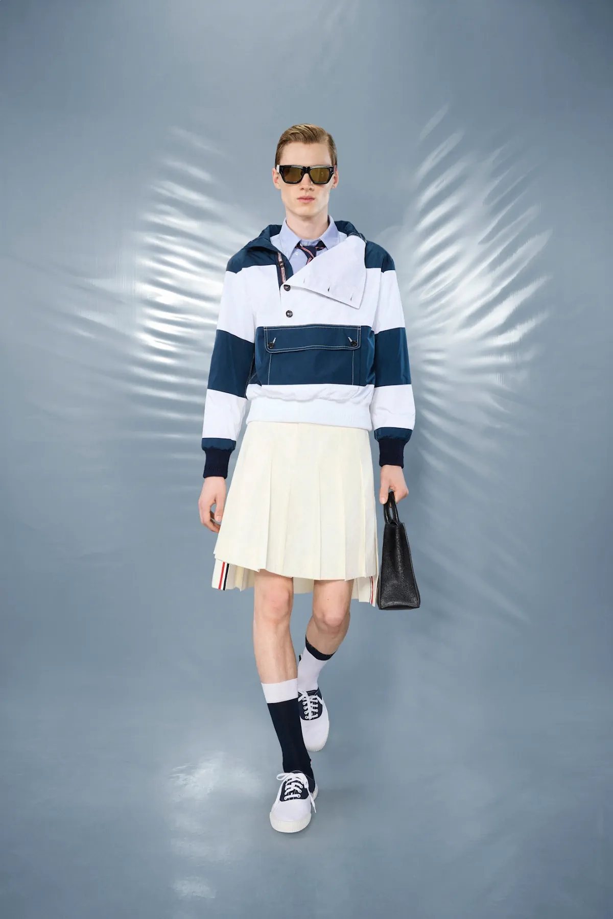 La collection Croisière 2025 de Thom Browne redéfinit la mode masculine moderne avec des proportions ludiques et des tissus techniques