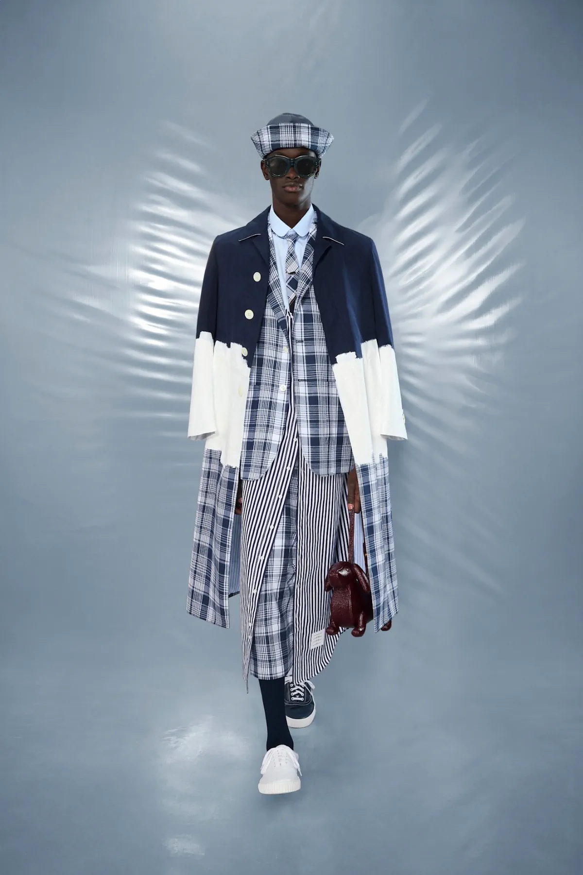 La collection Croisière 2025 de Thom Browne redéfinit la mode masculine moderne avec des proportions ludiques et des tissus techniques