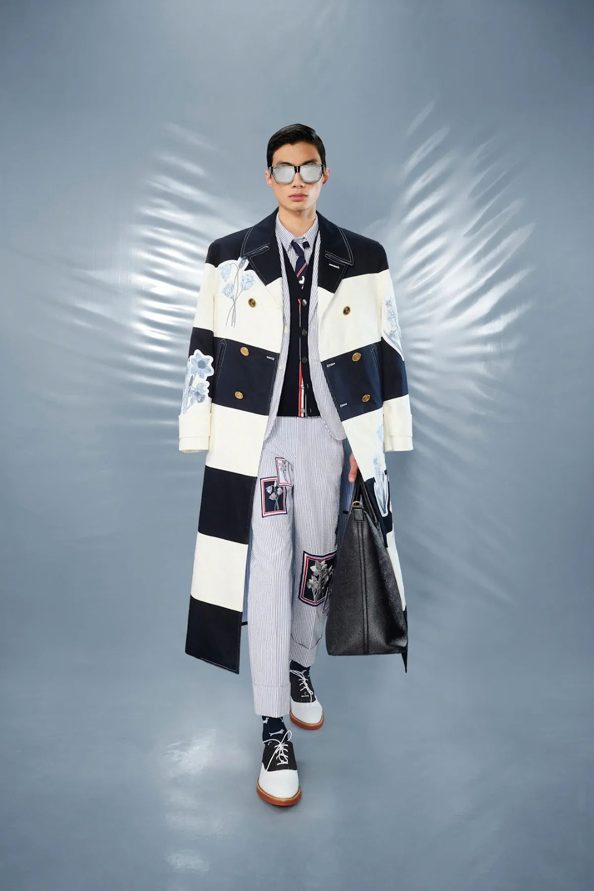 La collection Croisière 2025 de Thom Browne redéfinit la mode masculine moderne avec des proportions ludiques et des tissus techniques