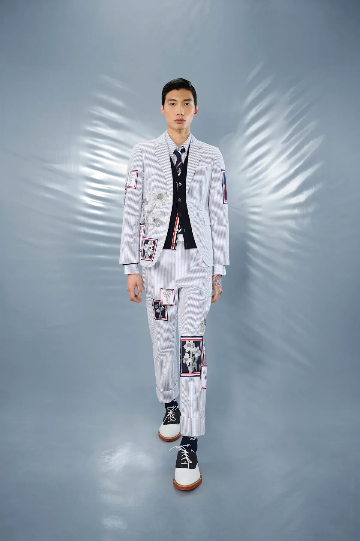 La collection Croisière 2025 de Thom Browne redéfinit la mode masculine moderne avec des proportions ludiques et des tissus techniques