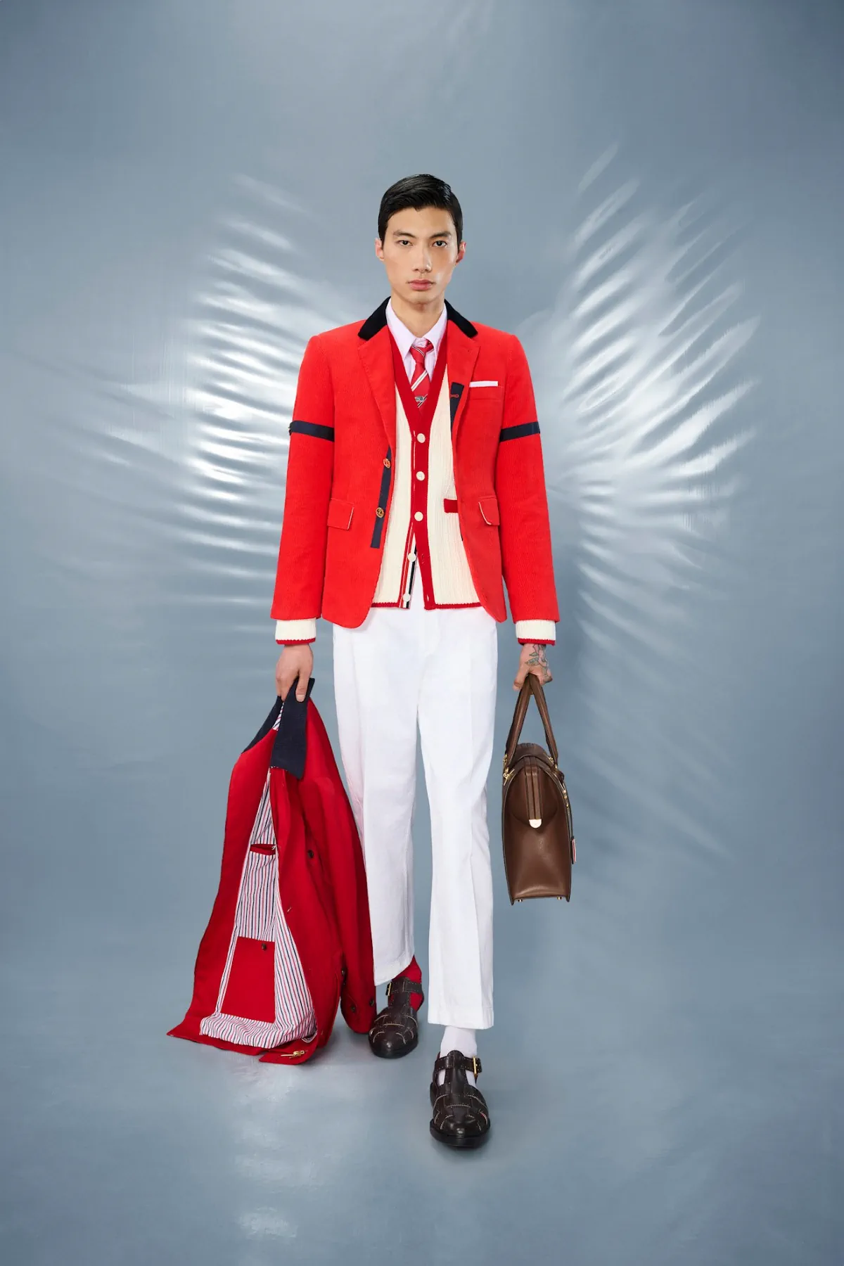 La collection Croisière 2025 de Thom Browne redéfinit la mode masculine moderne avec des proportions ludiques et des tissus techniques