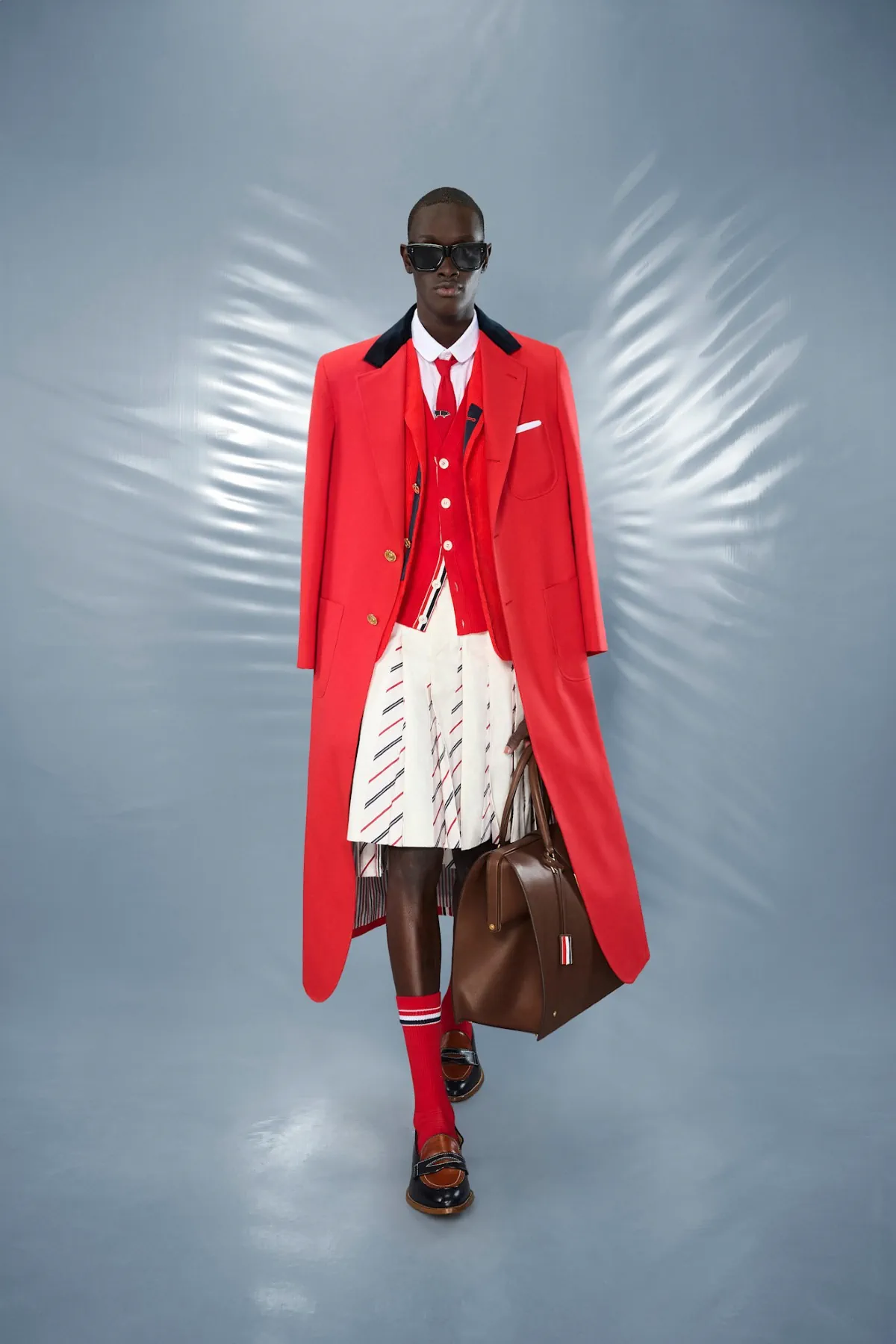 La collection Croisière 2025 de Thom Browne redéfinit la mode masculine moderne avec des proportions ludiques et des tissus techniques
