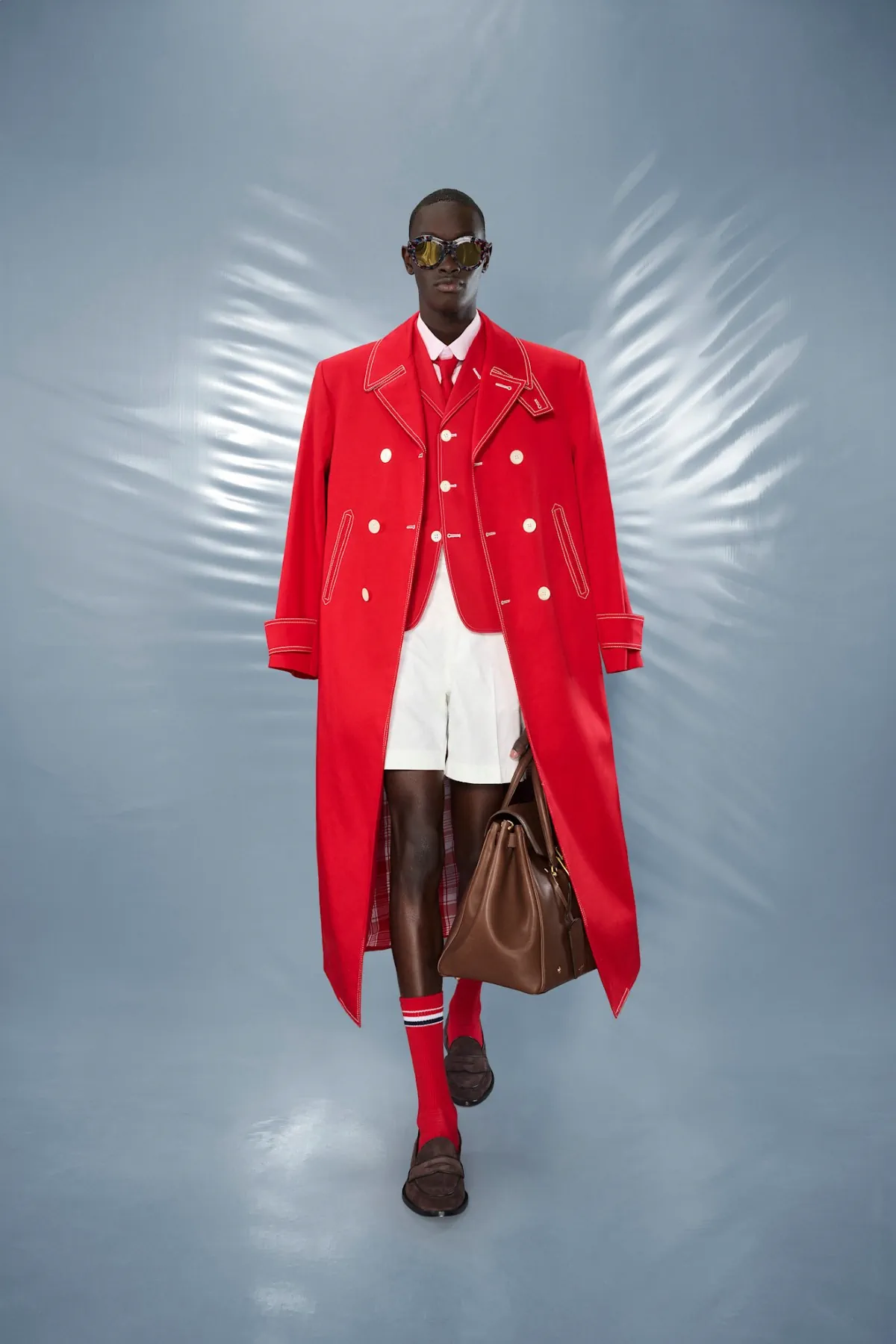 La collection Croisière 2025 de Thom Browne redéfinit la mode masculine moderne avec des proportions ludiques et des tissus techniques