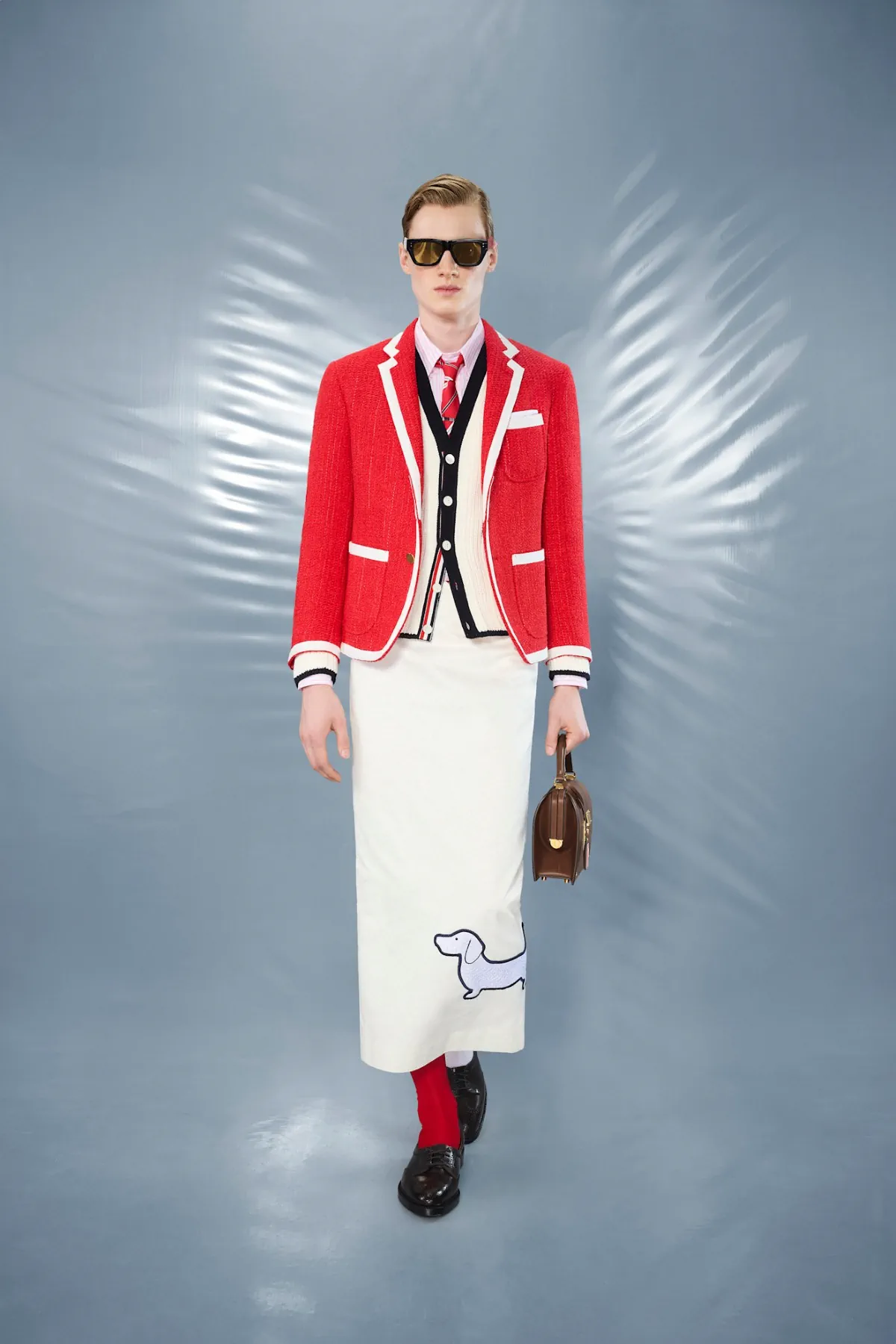 La collection Croisière 2025 de Thom Browne redéfinit la mode masculine moderne avec des proportions ludiques et des tissus techniques