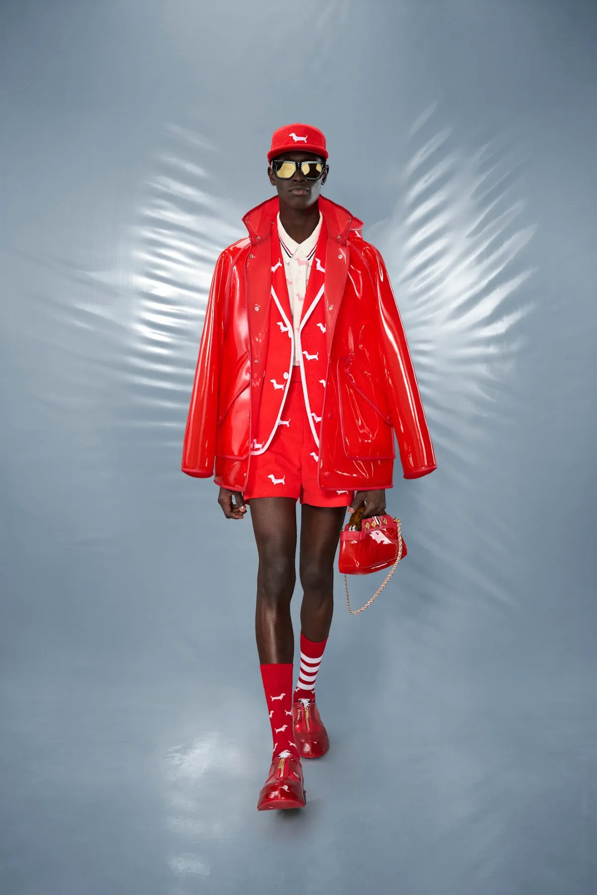 La collection Croisière 2025 de Thom Browne redéfinit la mode masculine moderne avec des proportions ludiques et des tissus techniques