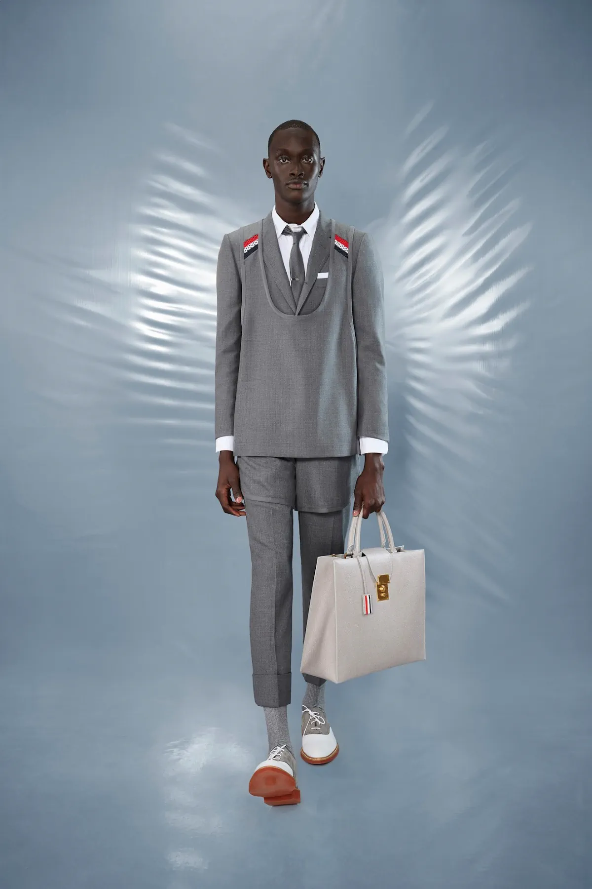 La collection Croisière 2025 de Thom Browne redéfinit la mode masculine moderne avec des proportions ludiques et des tissus techniques