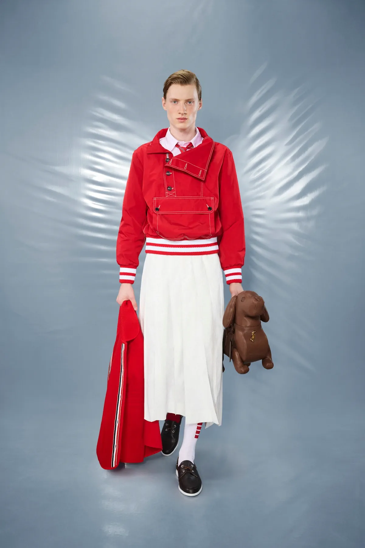 La collection Croisière 2025 de Thom Browne redéfinit la mode masculine moderne avec des proportions ludiques et des tissus techniques