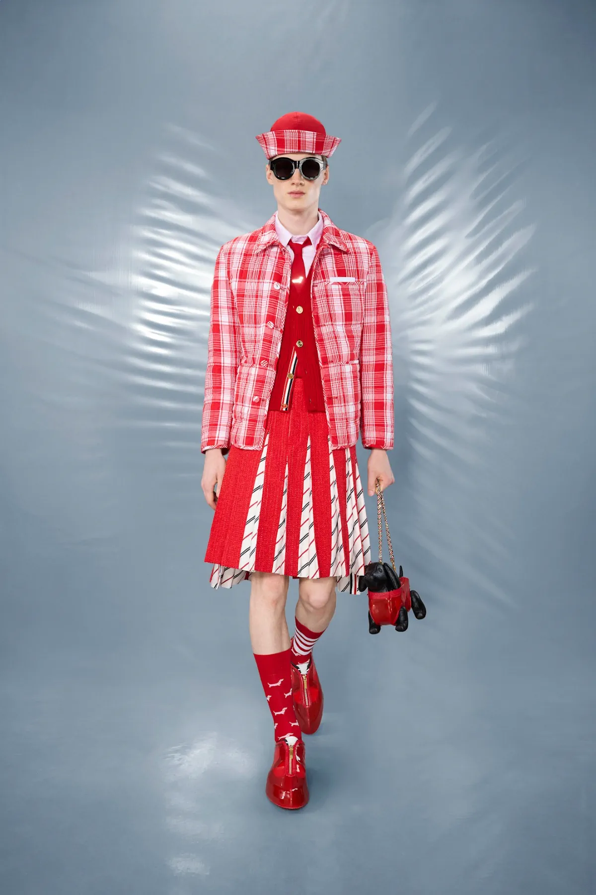 La collection Croisière 2025 de Thom Browne redéfinit la mode masculine moderne avec des proportions ludiques et des tissus techniques