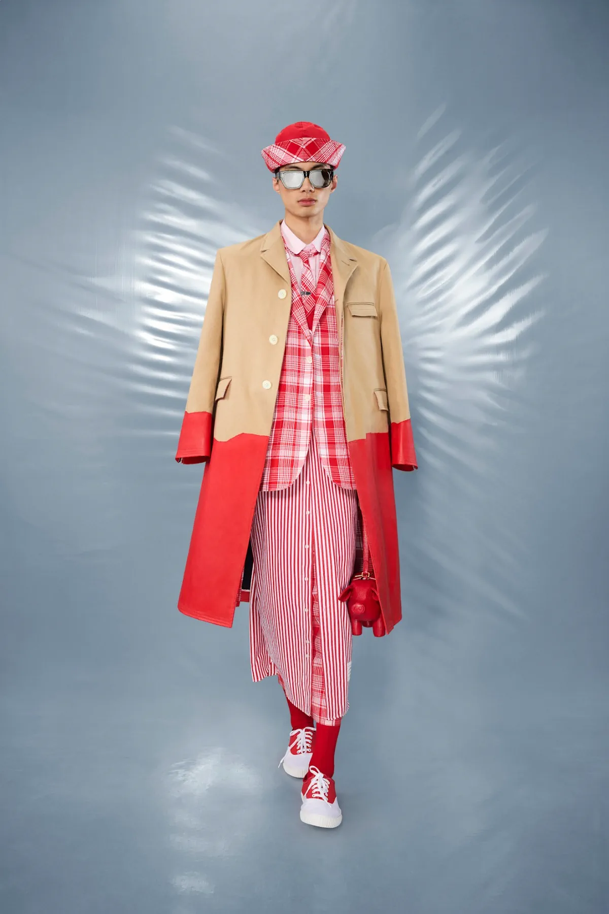 La collection Croisière 2025 de Thom Browne redéfinit la mode masculine moderne avec des proportions ludiques et des tissus techniques