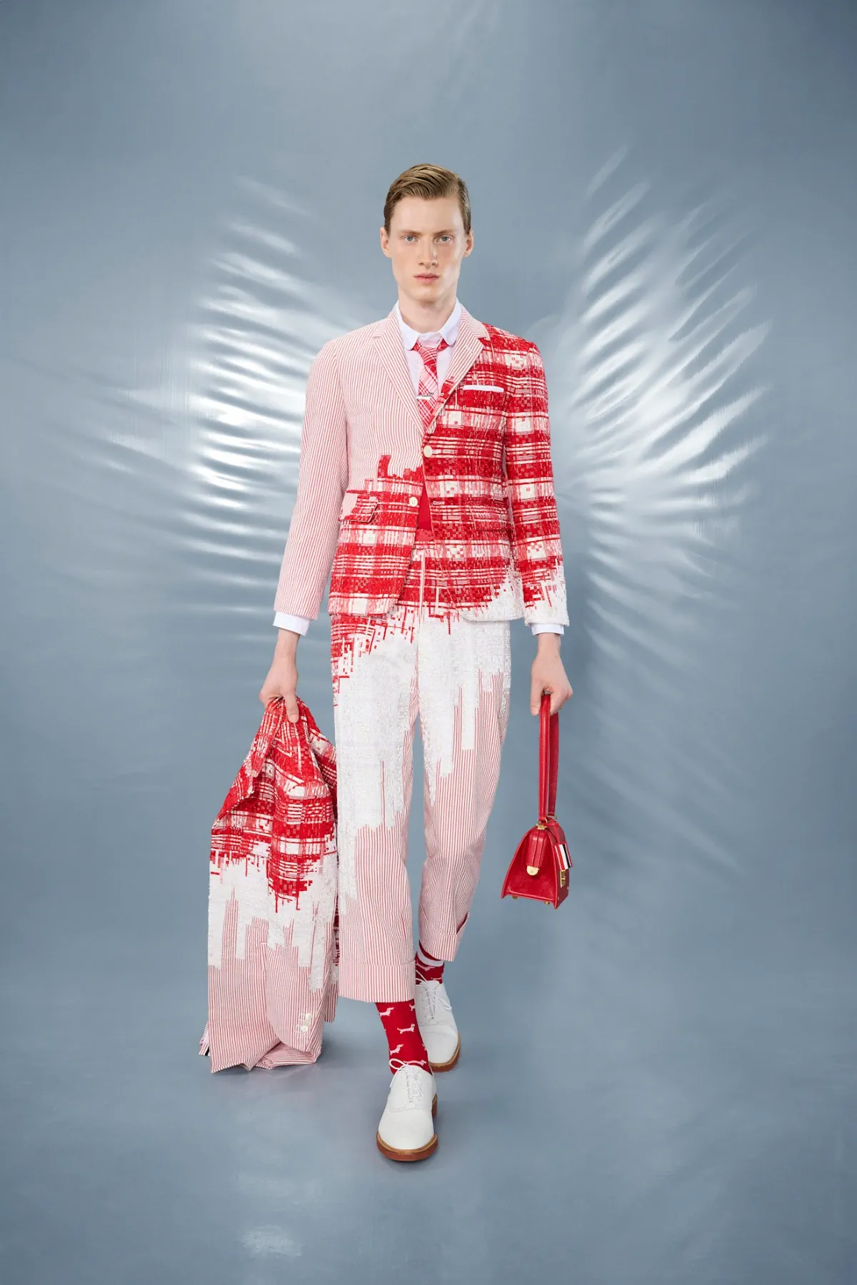 La collection Croisière 2025 de Thom Browne redéfinit la mode masculine moderne avec des proportions ludiques et des tissus techniques