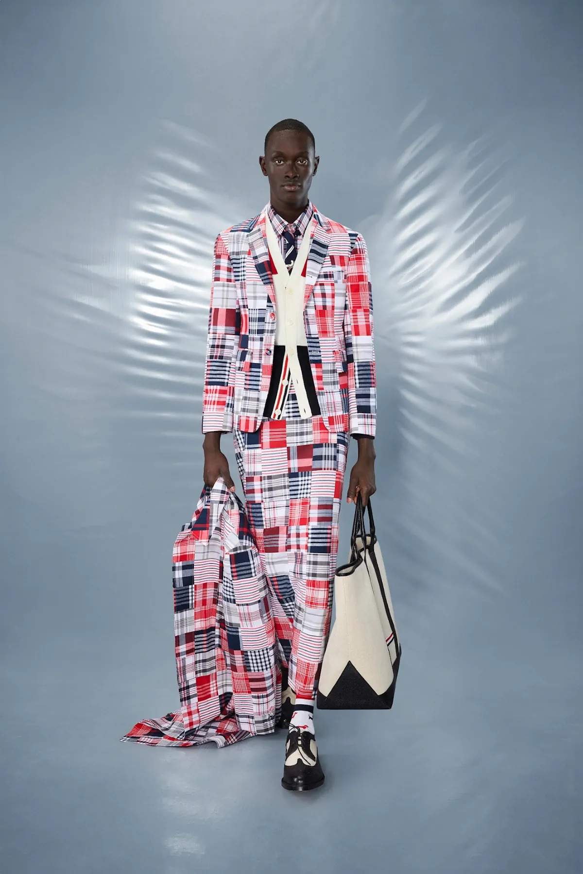 La collection Croisière 2025 de Thom Browne redéfinit la mode masculine moderne avec des proportions ludiques et des tissus techniques