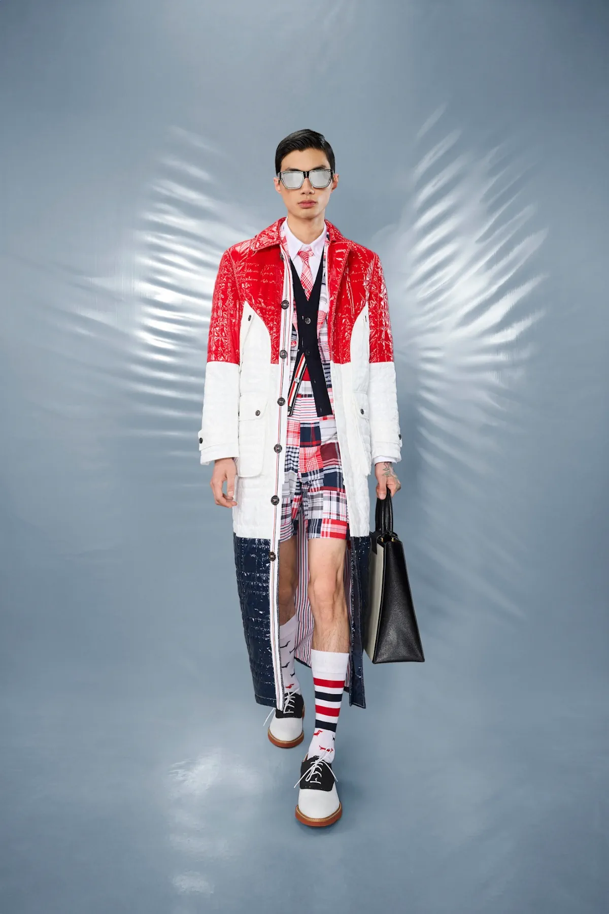 La collection Croisière 2025 de Thom Browne redéfinit la mode masculine moderne avec des proportions ludiques et des tissus techniques