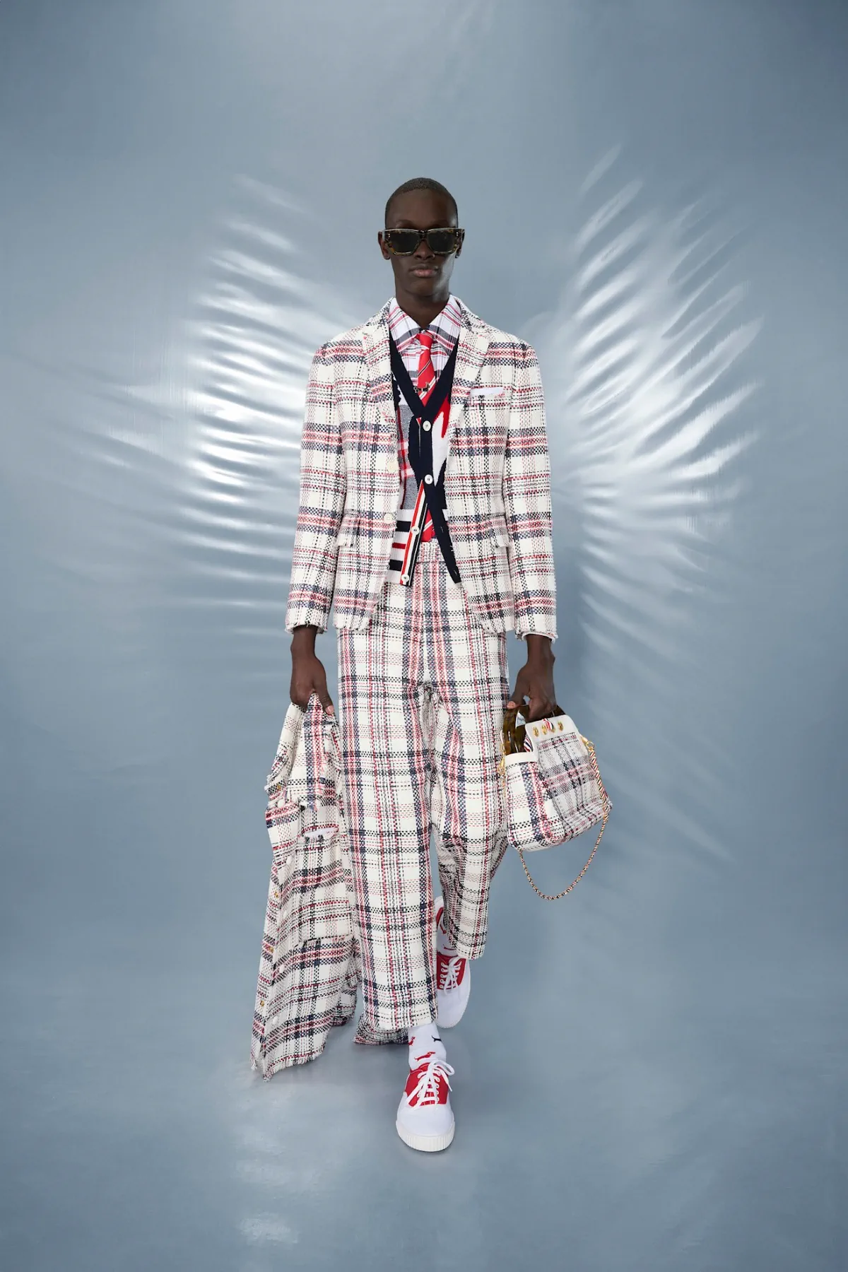 La collection Croisière 2025 de Thom Browne redéfinit la mode masculine moderne avec des proportions ludiques et des tissus techniques