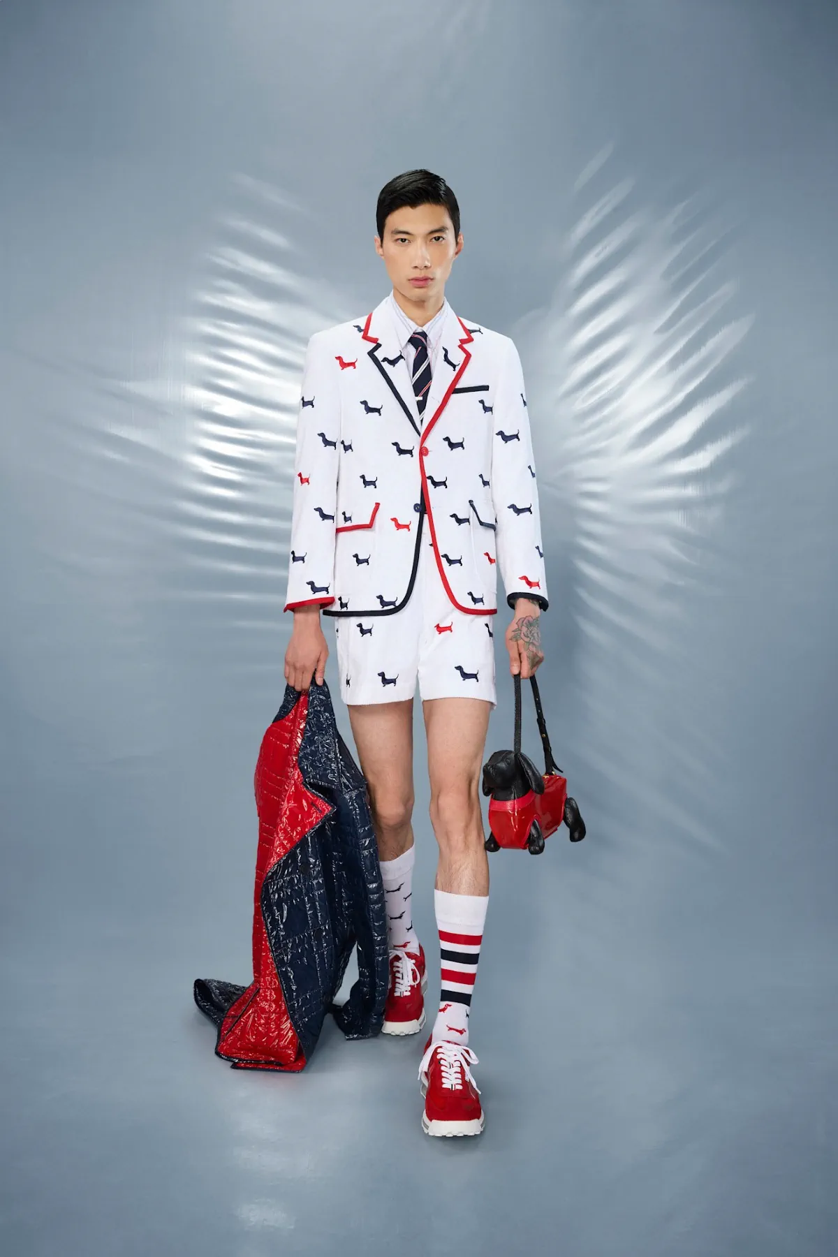 La collection Croisière 2025 de Thom Browne redéfinit la mode masculine moderne avec des proportions ludiques et des tissus techniques