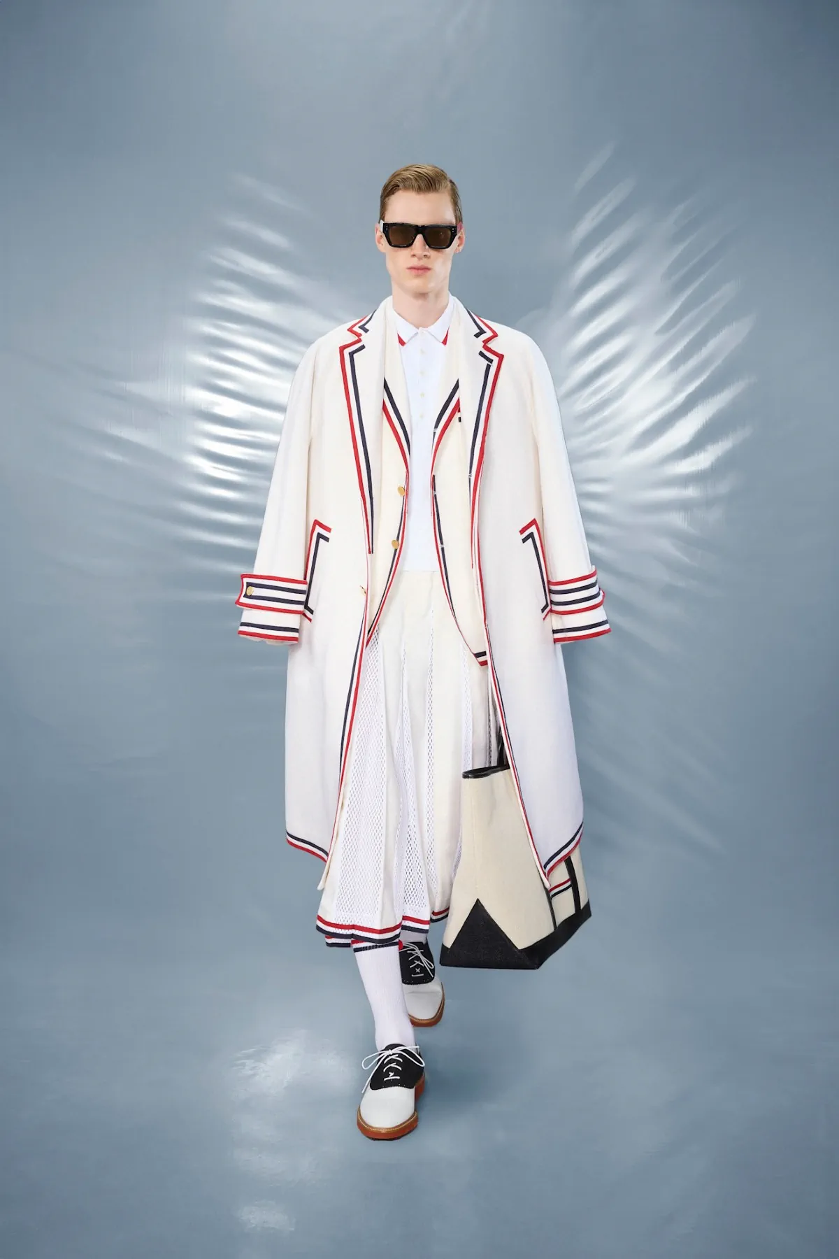 La collection Croisière 2025 de Thom Browne redéfinit la mode masculine moderne avec des proportions ludiques et des tissus techniques