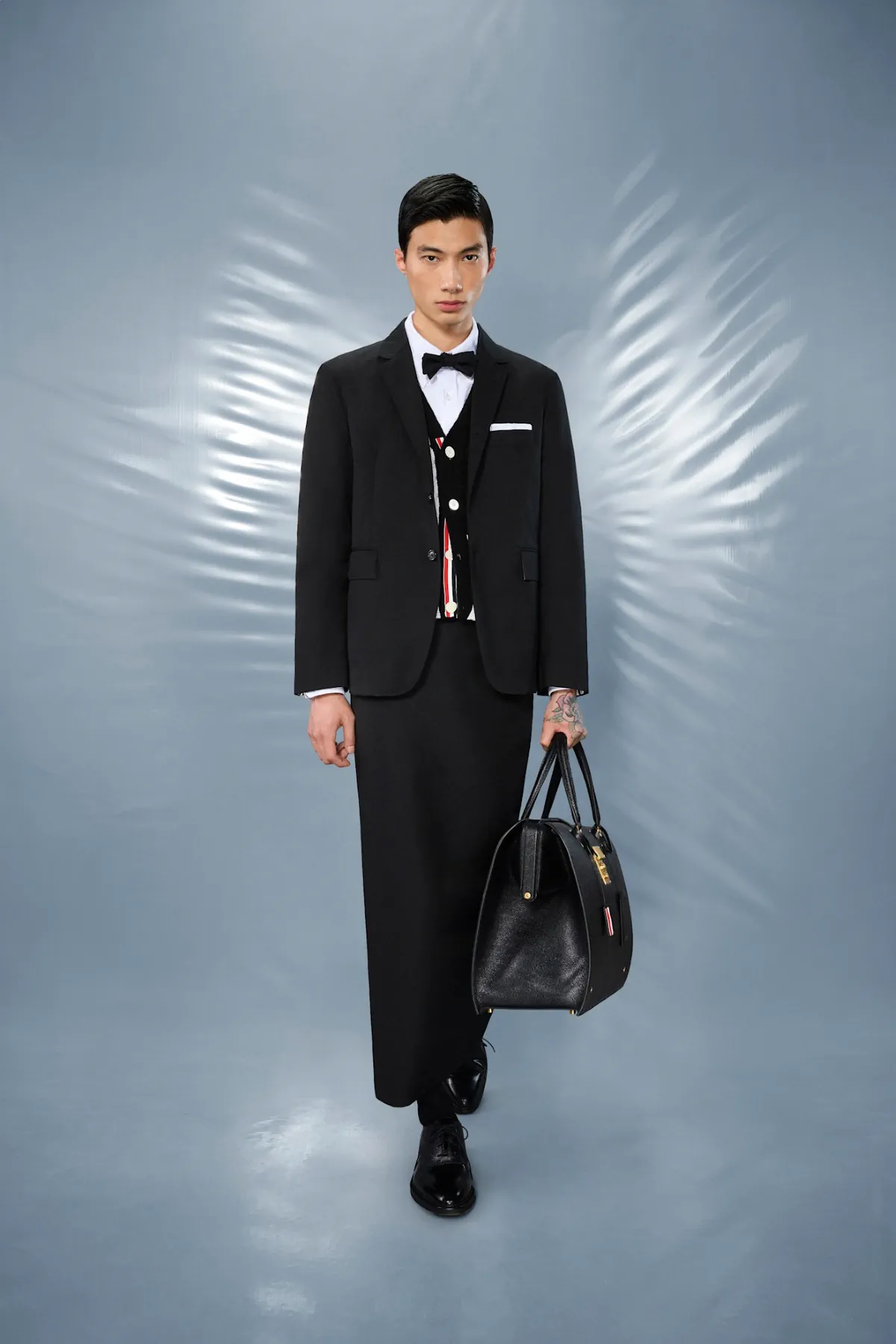 La collection Croisière 2025 de Thom Browne redéfinit la mode masculine moderne avec des proportions ludiques et des tissus techniques