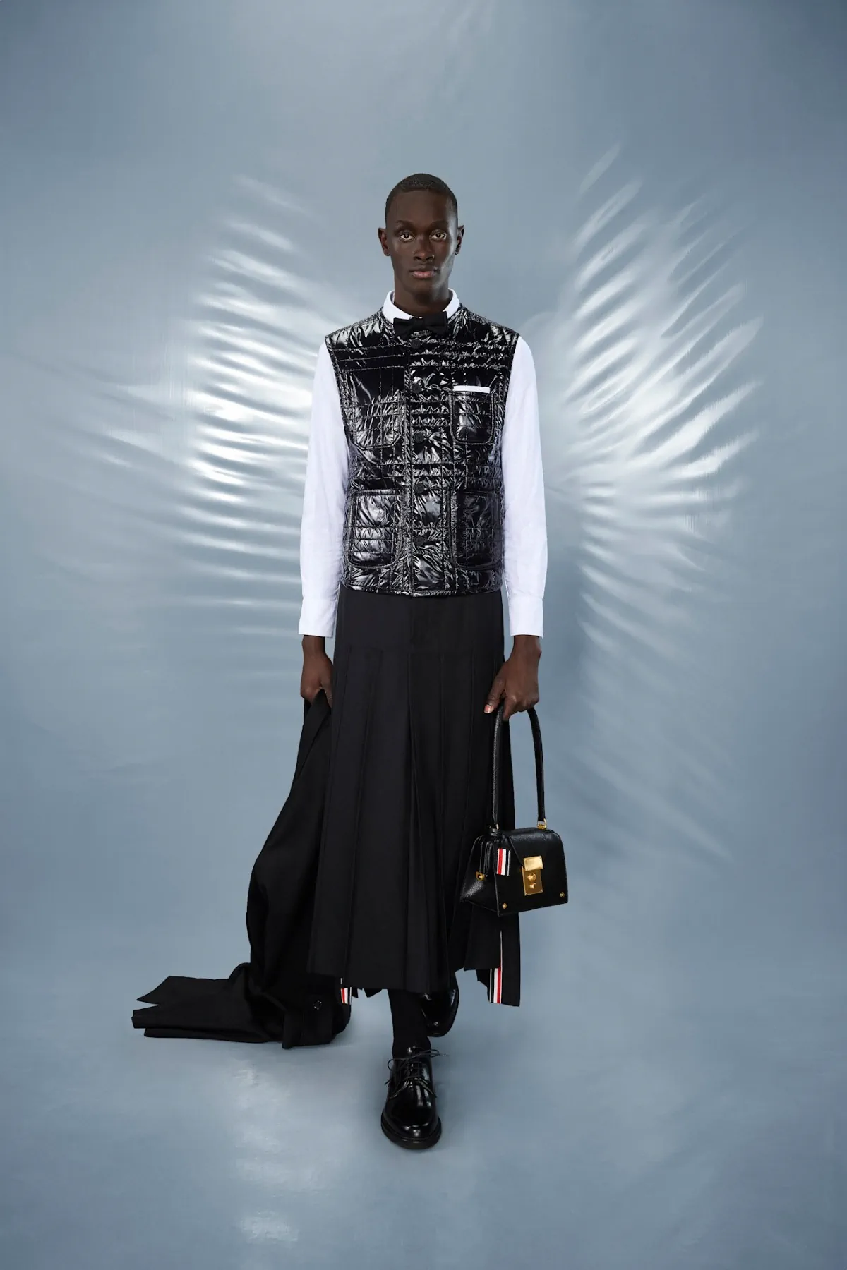 La collection Croisière 2025 de Thom Browne redéfinit la mode masculine moderne avec des proportions ludiques et des tissus techniques