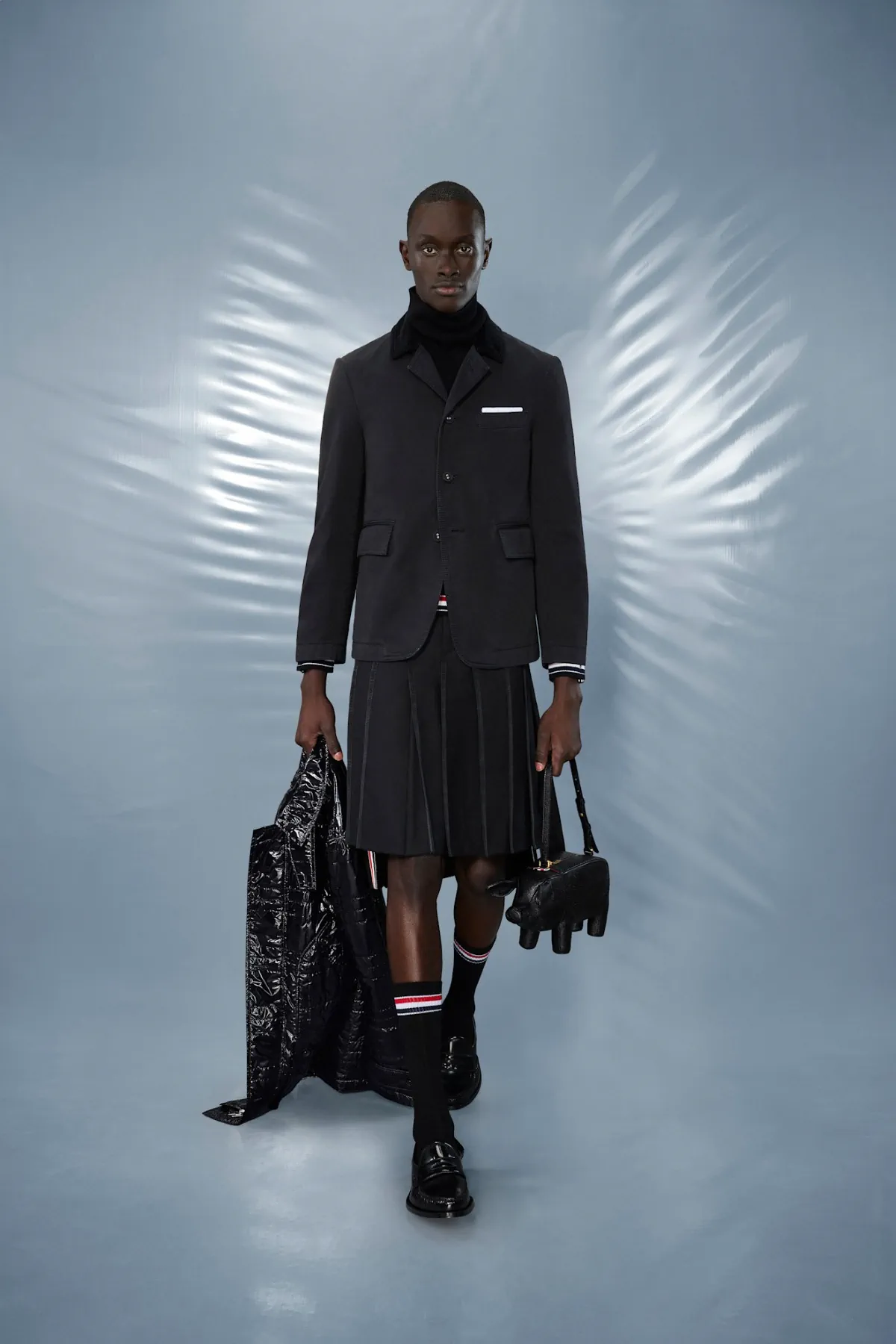 La collection Croisière 2025 de Thom Browne redéfinit la mode masculine moderne avec des proportions ludiques et des tissus techniques