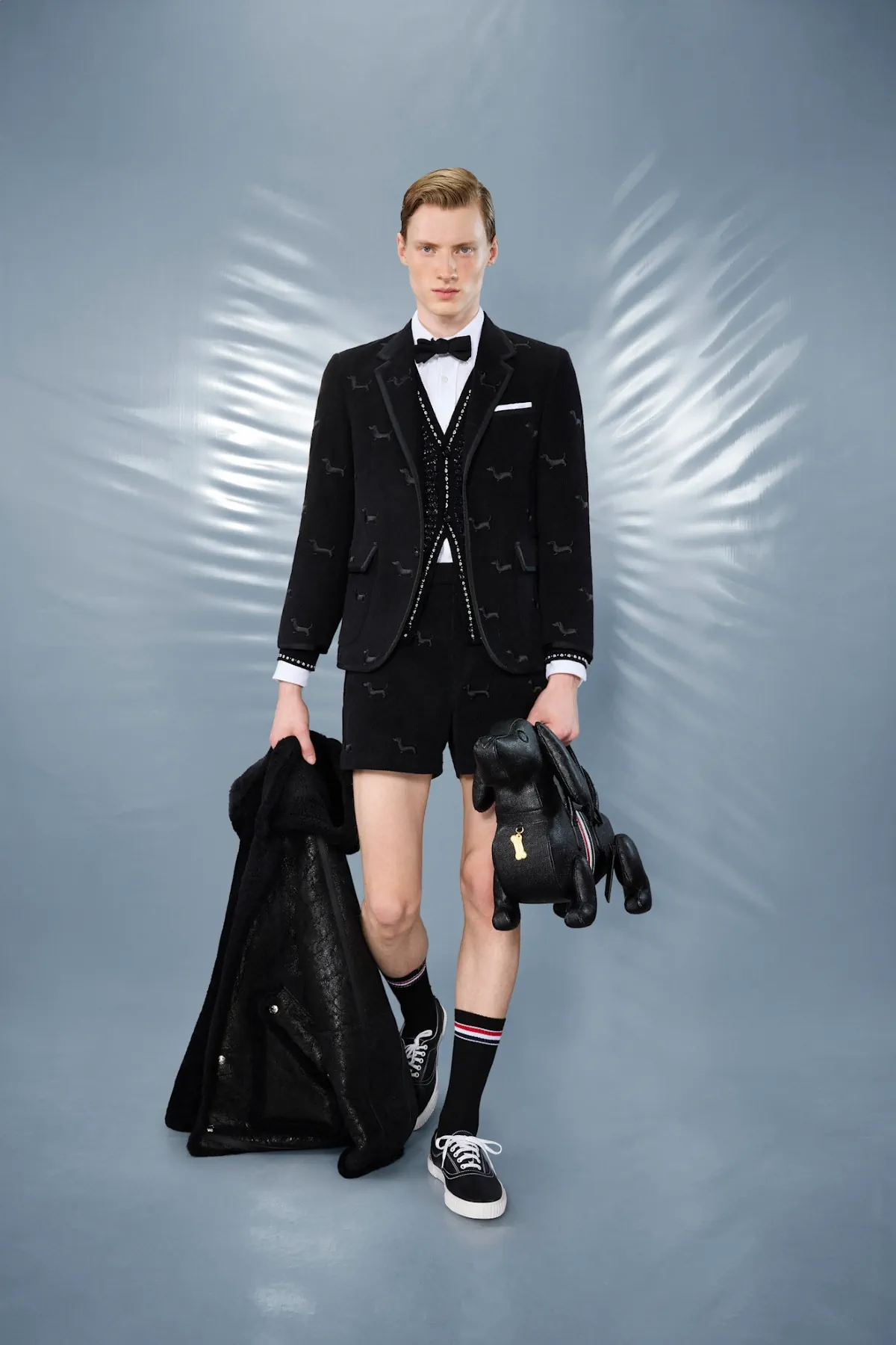 La collection Croisière 2025 de Thom Browne redéfinit la mode masculine moderne avec des proportions ludiques et des tissus techniques