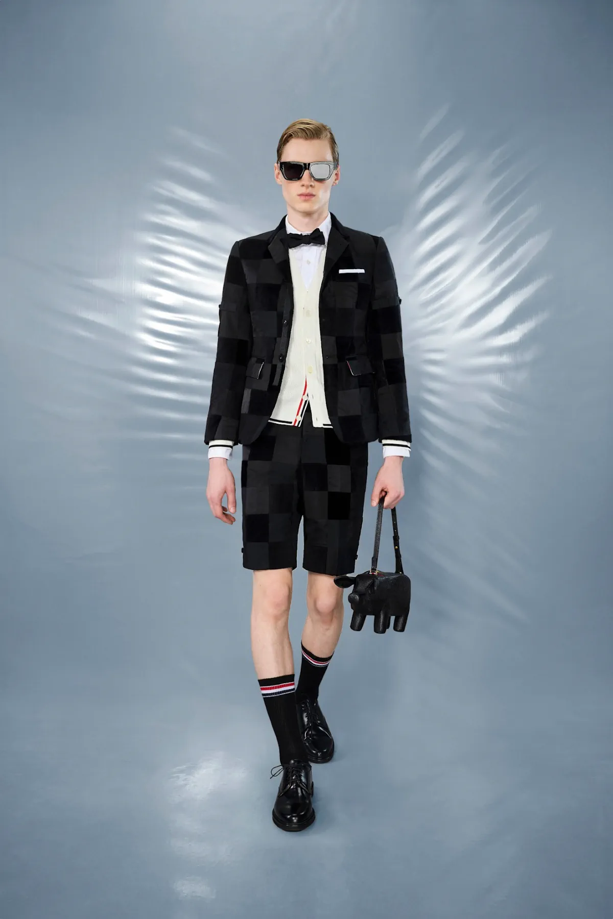 La collection Croisière 2025 de Thom Browne redéfinit la mode masculine moderne avec des proportions ludiques et des tissus techniques