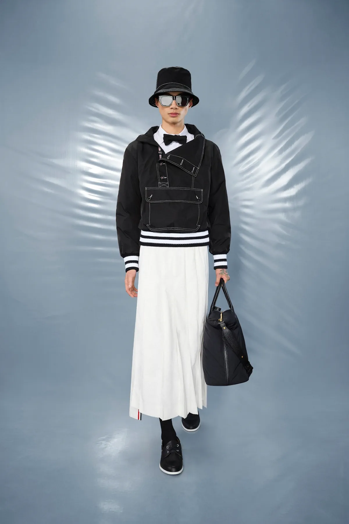 La collection Croisière 2025 de Thom Browne redéfinit la mode masculine moderne avec des proportions ludiques et des tissus techniques