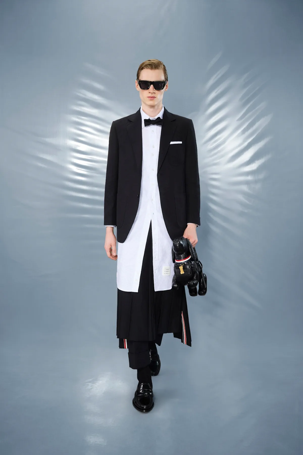 La collection Croisière 2025 de Thom Browne redéfinit la mode masculine moderne avec des proportions ludiques et des tissus techniques
