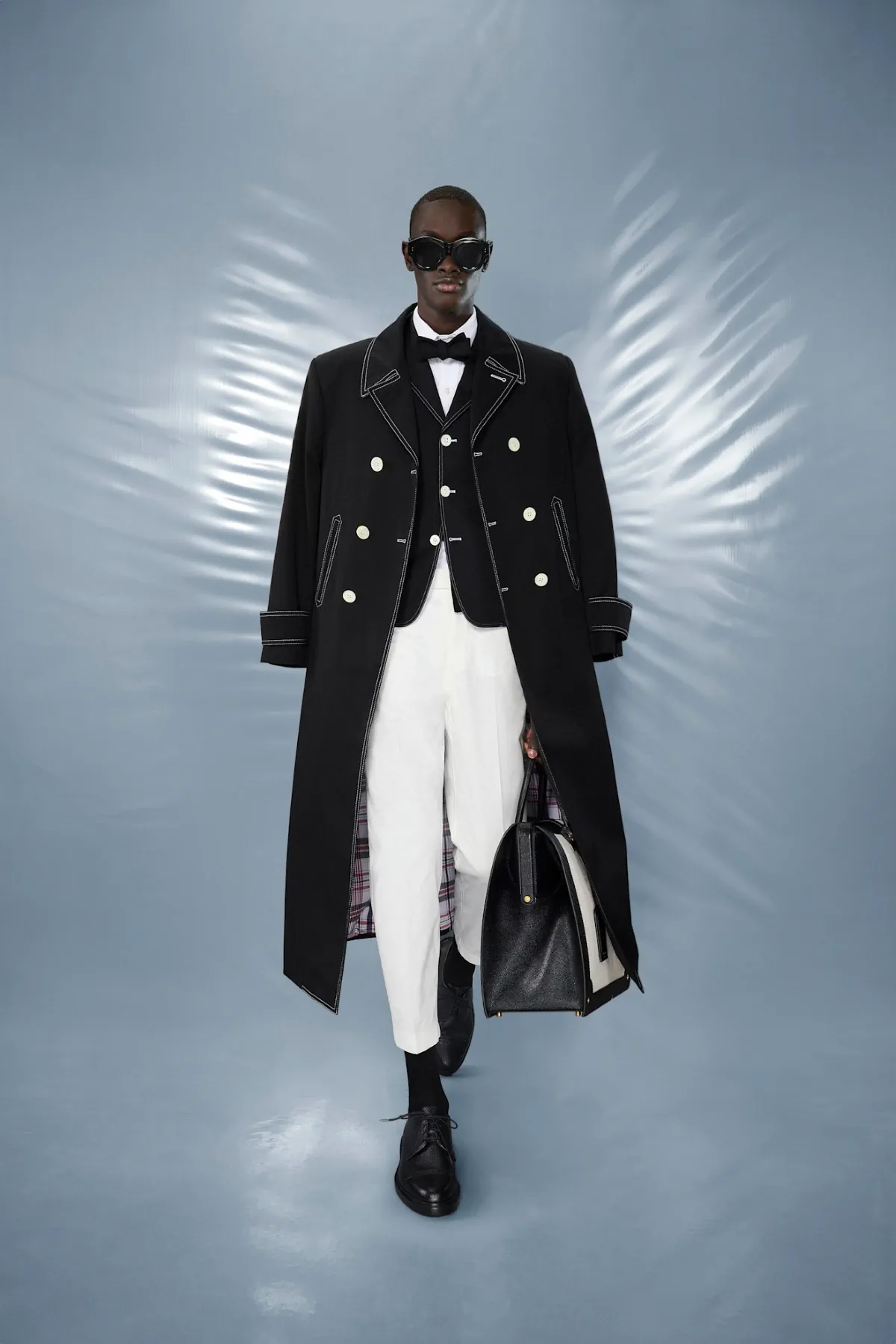 La collection Croisière 2025 de Thom Browne redéfinit la mode masculine moderne avec des proportions ludiques et des tissus techniques