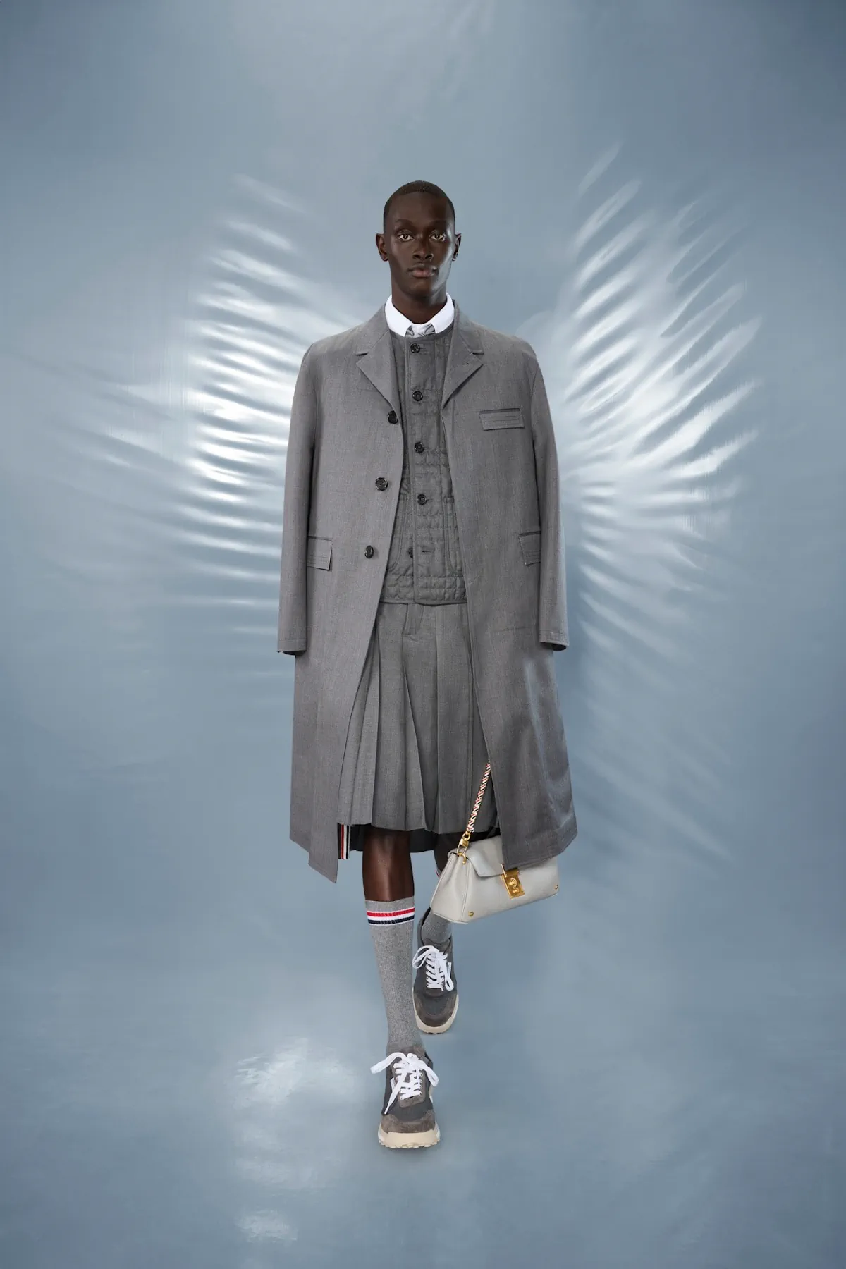 La collection Croisière 2025 de Thom Browne redéfinit la mode masculine moderne avec des proportions ludiques et des tissus techniques