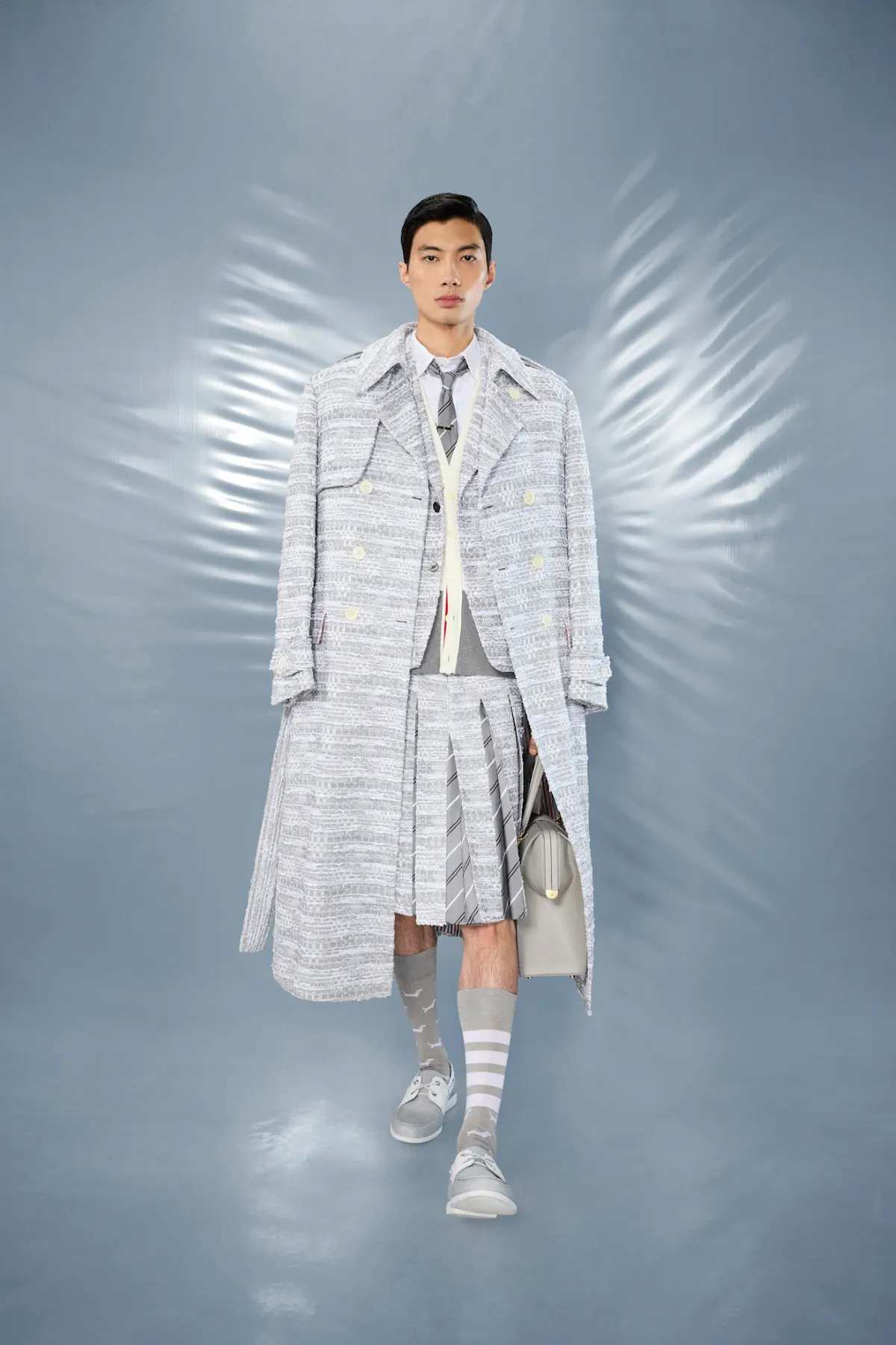 La collection Croisière 2025 de Thom Browne redéfinit la mode masculine moderne avec des proportions ludiques et des tissus techniques