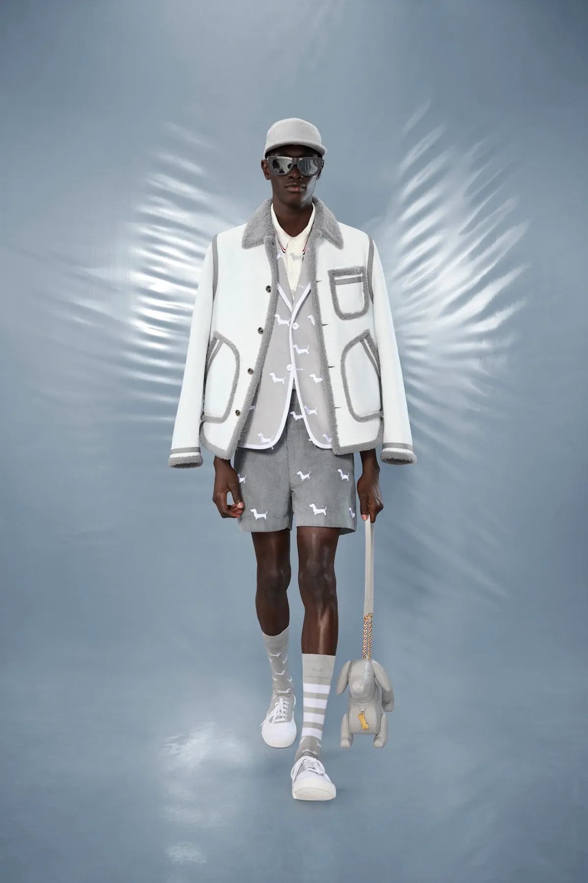 La collection Croisière 2025 de Thom Browne redéfinit la mode masculine moderne avec des proportions ludiques et des tissus techniques