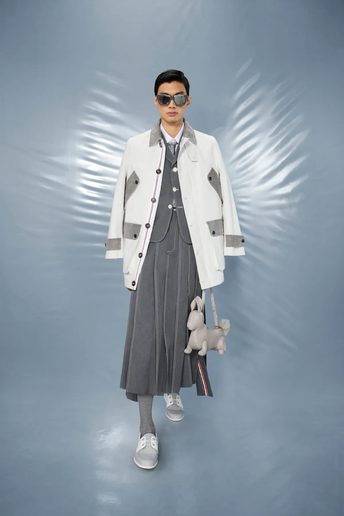 La collection Croisière 2025 de Thom Browne redéfinit la mode masculine moderne avec des proportions ludiques et des tissus techniques