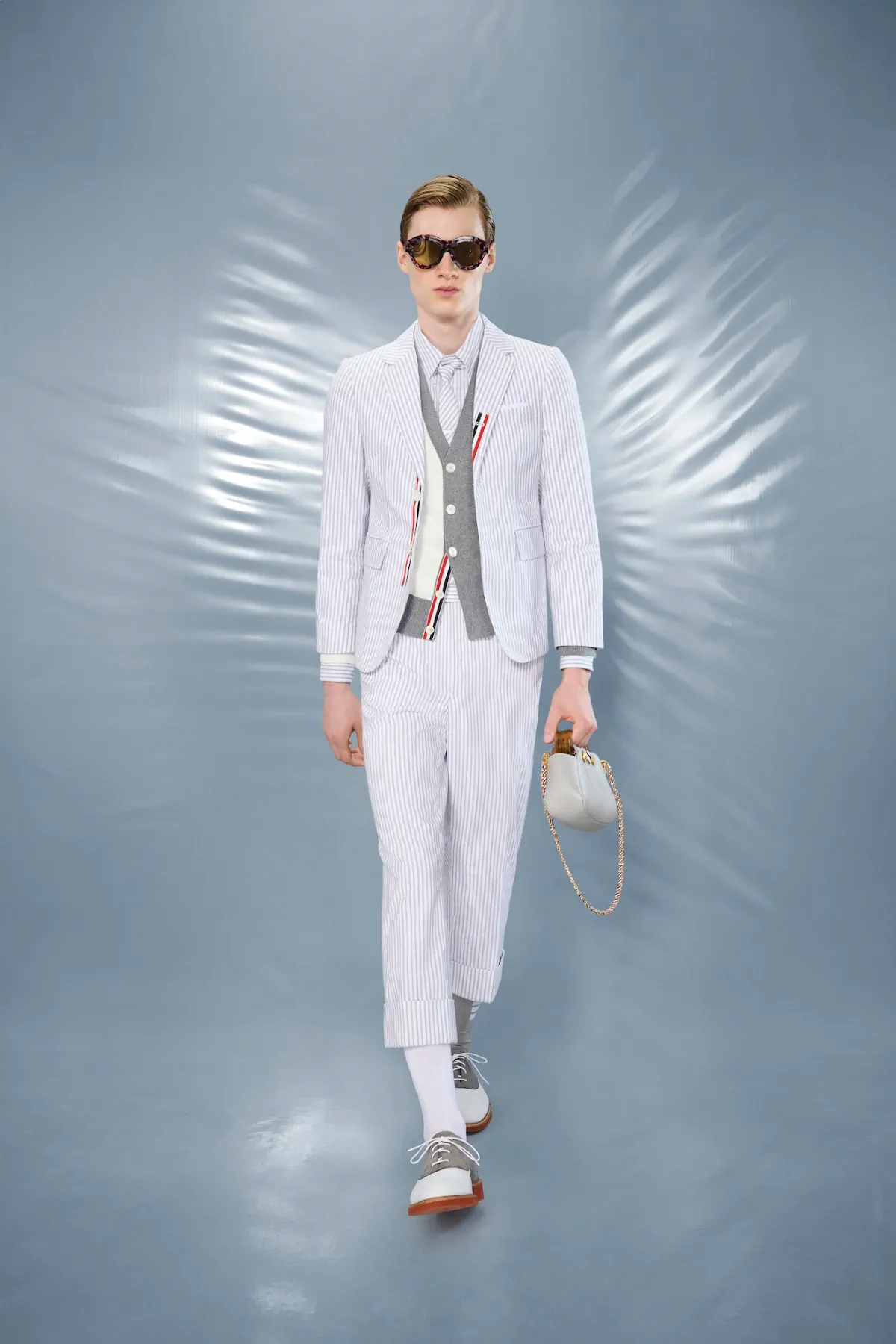 La collection Croisière 2025 de Thom Browne redéfinit la mode masculine moderne avec des proportions ludiques et des tissus techniques