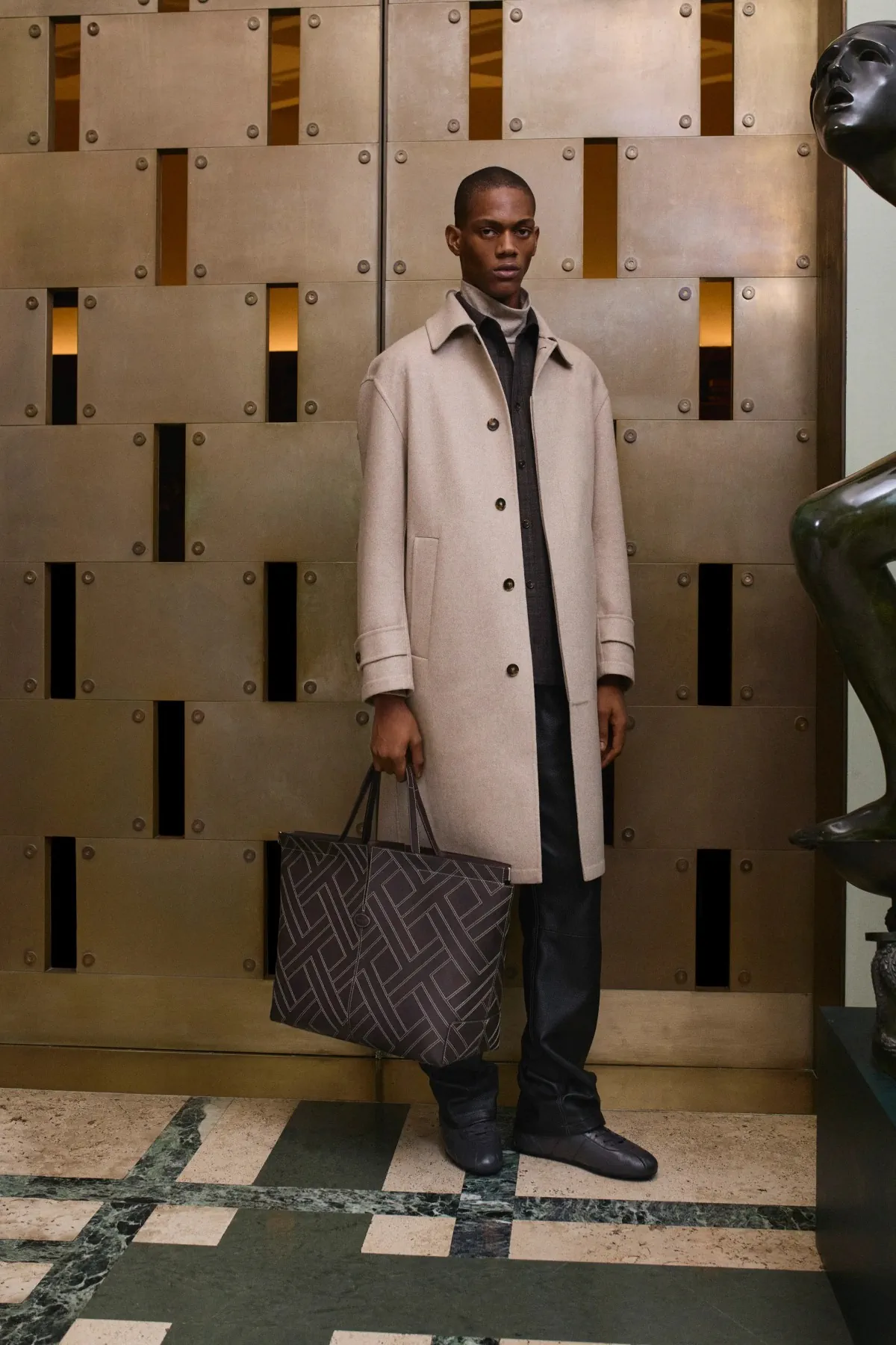 La collection automne 2025 de Tod's rend hommage à l'artisanat italien et au design moderne