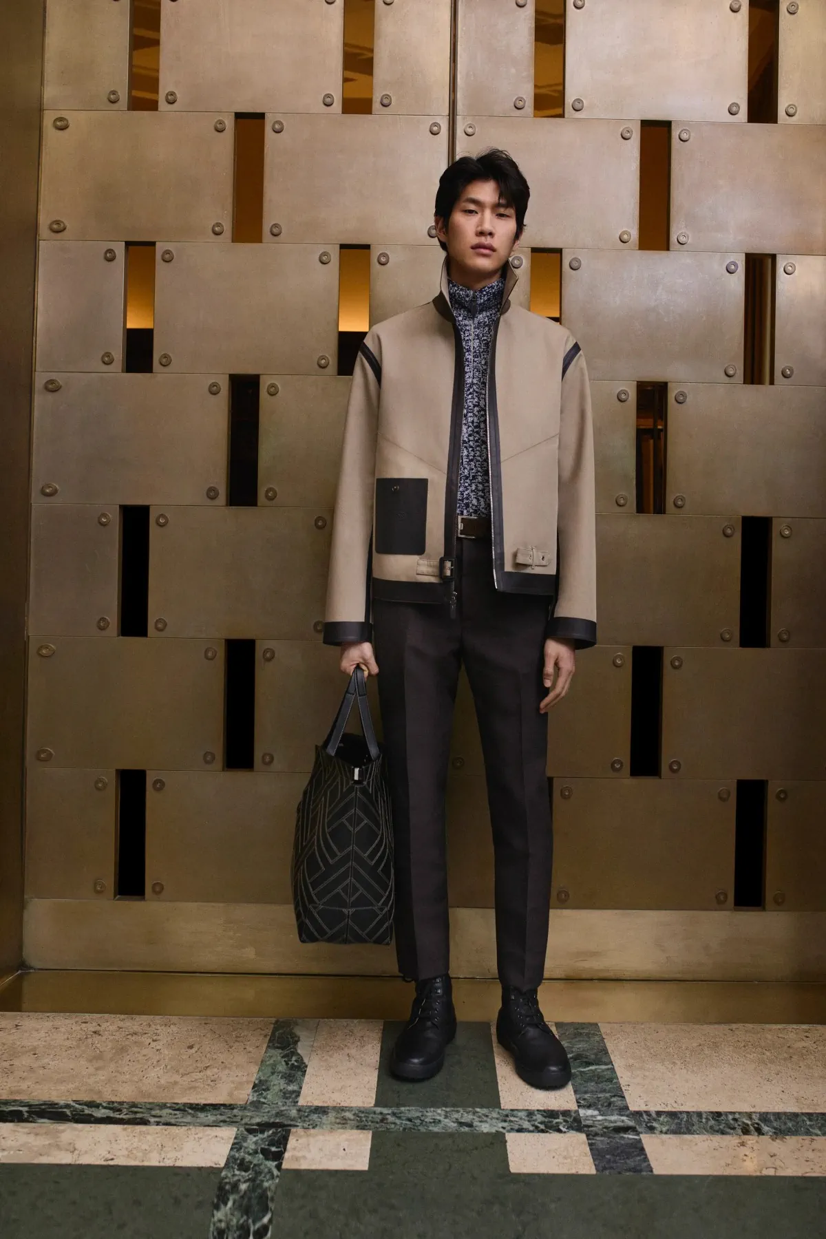 La collection automne 2025 de Tod's rend hommage à l'artisanat italien et au design moderne