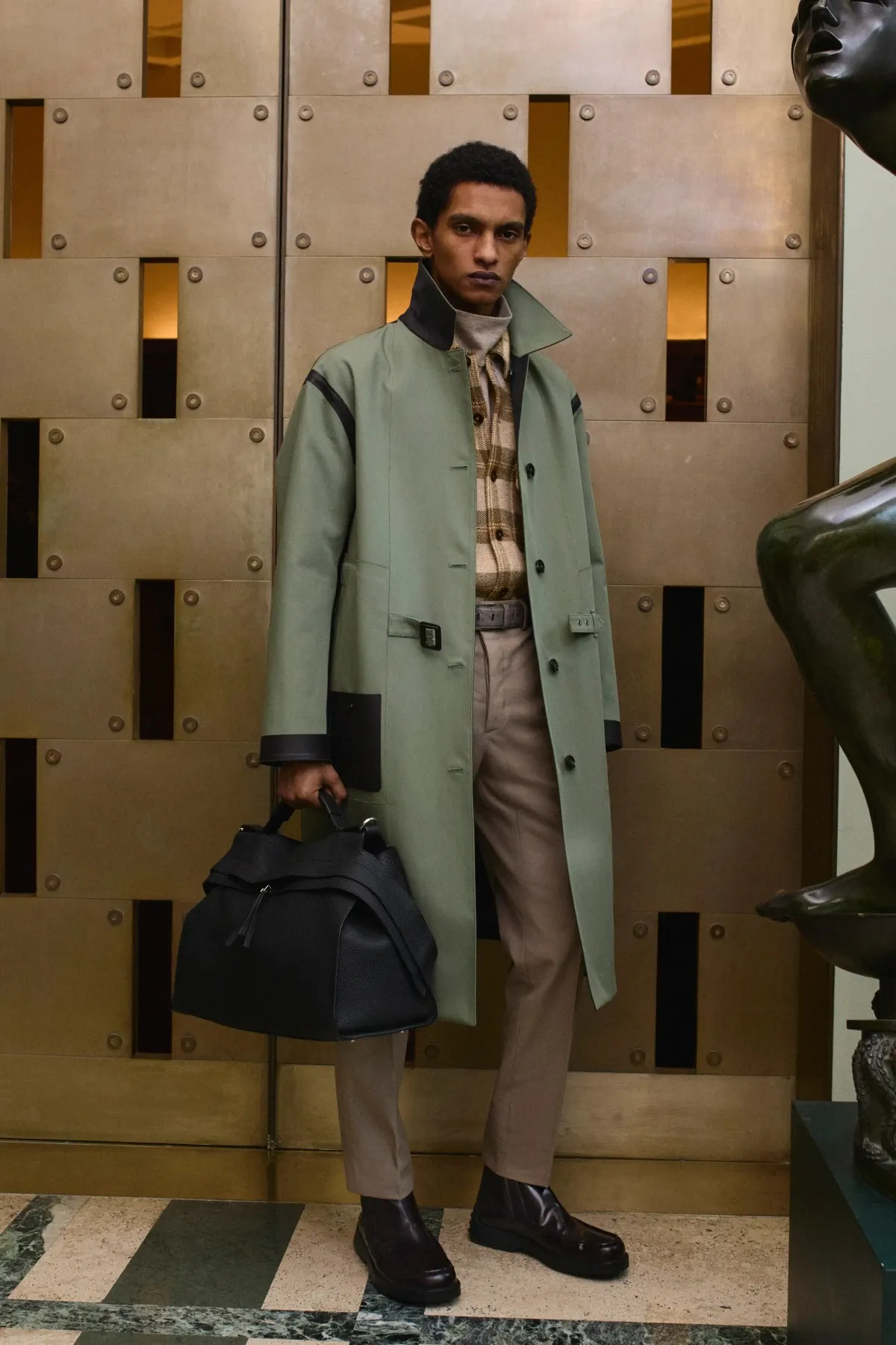 La collection automne 2025 de Tod's rend hommage à l'artisanat italien et au design moderne