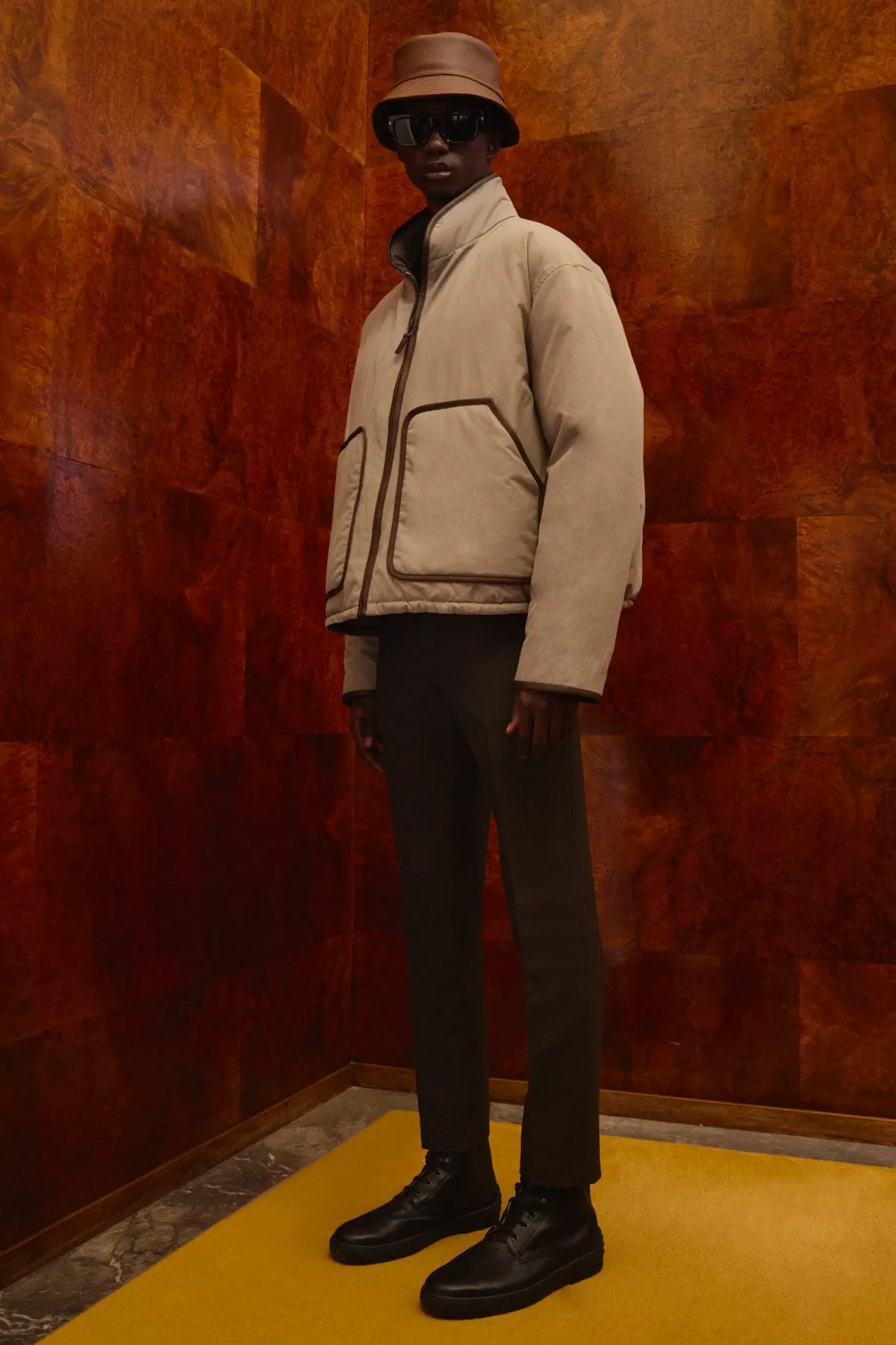La collection automne 2025 de Tod's rend hommage à l'artisanat italien et au design moderne